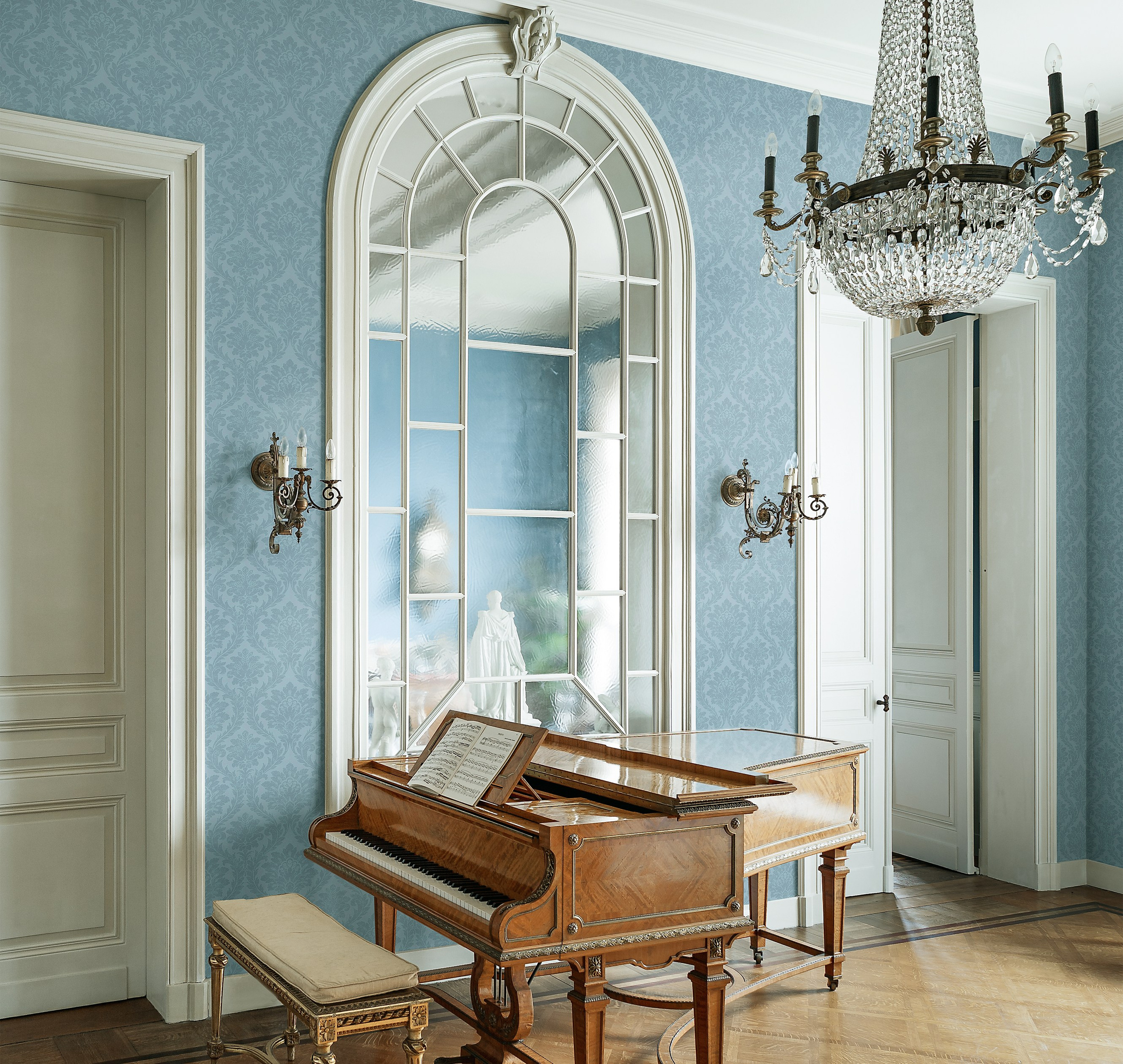 Коллекции флизелиновых обоев бренда Milassa. L. Deco интерьерный салон. Краски/обои/лепной декор