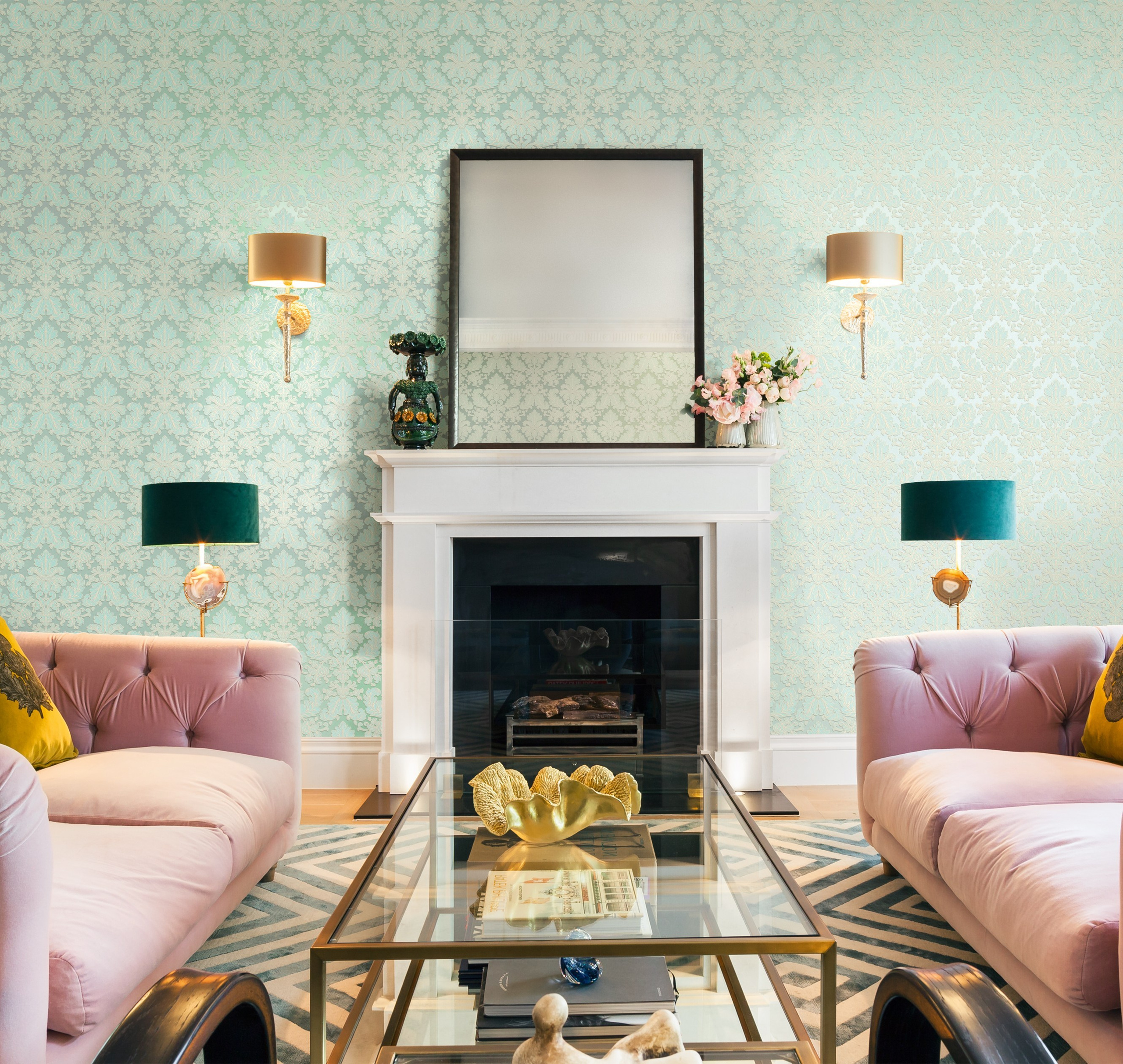 Коллекции флизелиновых обоев бренда Milassa. L. Deco интерьерный салон. Краски/обои/лепной декор