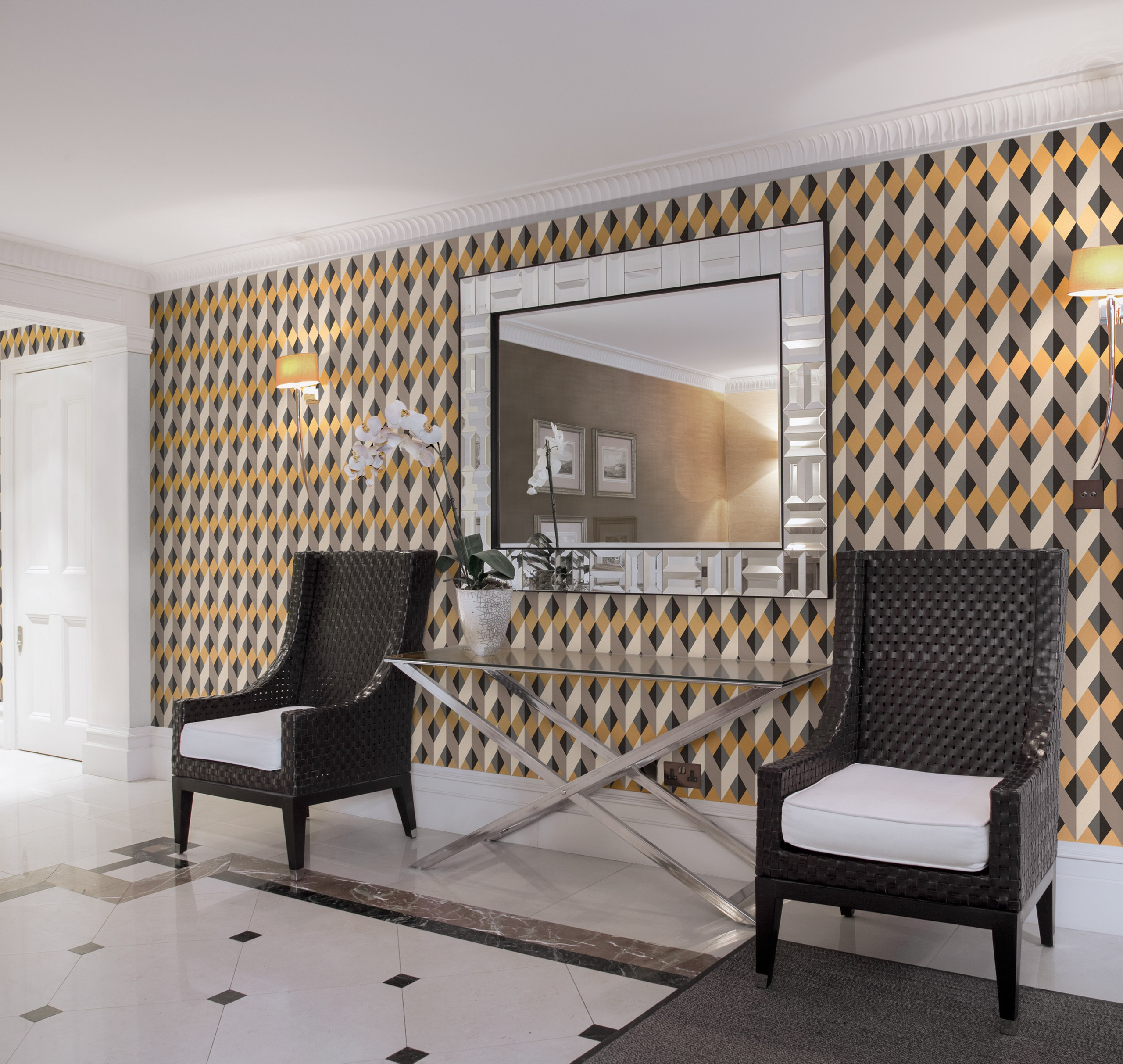 Коллекции флизелиновых обоев бренда Milassa. L. Deco интерьерный салон. Краски/обои/лепной декор