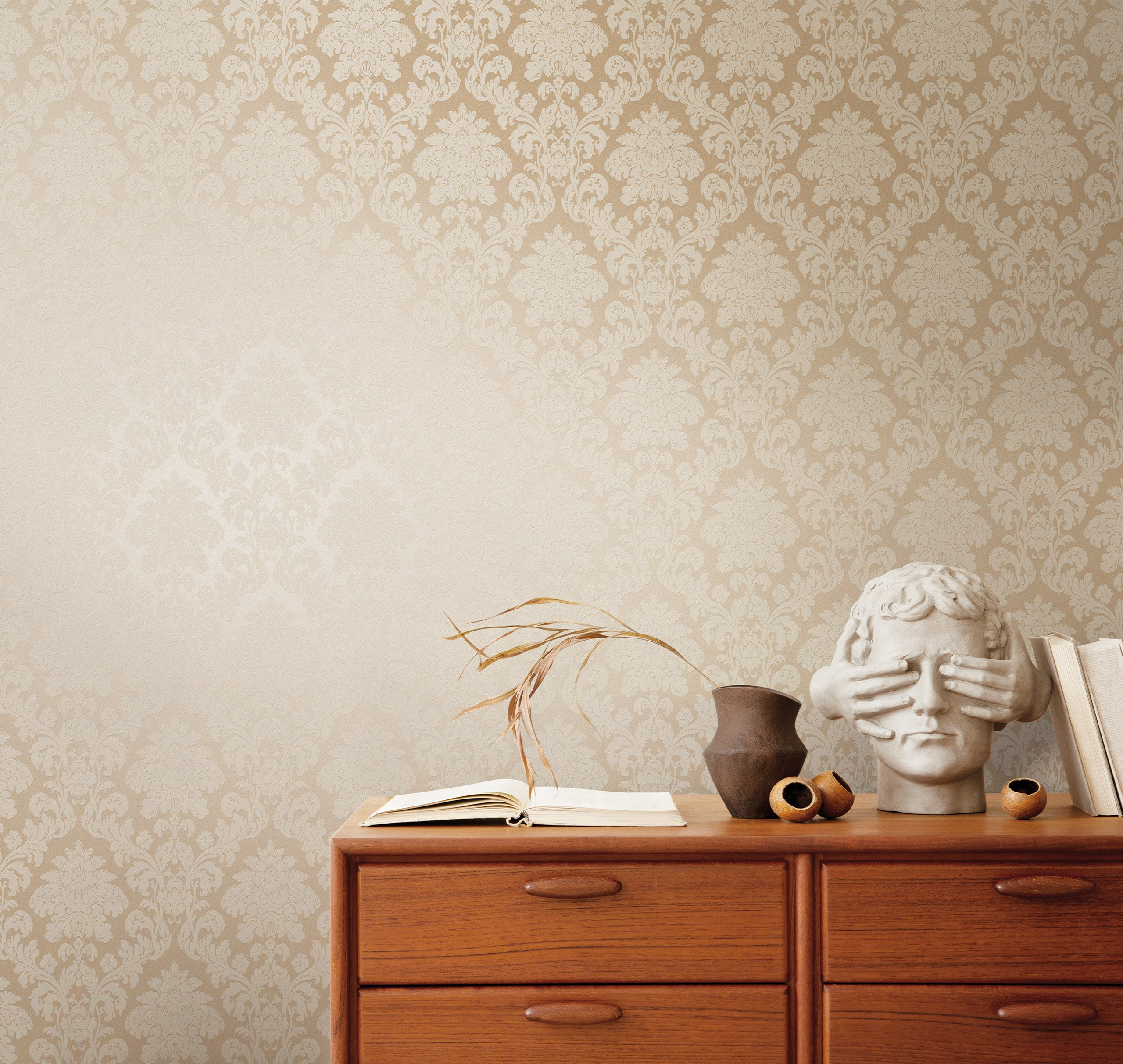 Коллекции флизелиновых обоев бренда Milassa. L. Deco интерьерный салон. Краски/обои/лепной декор