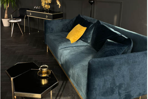 зеленый бархатный диван в темной комнате