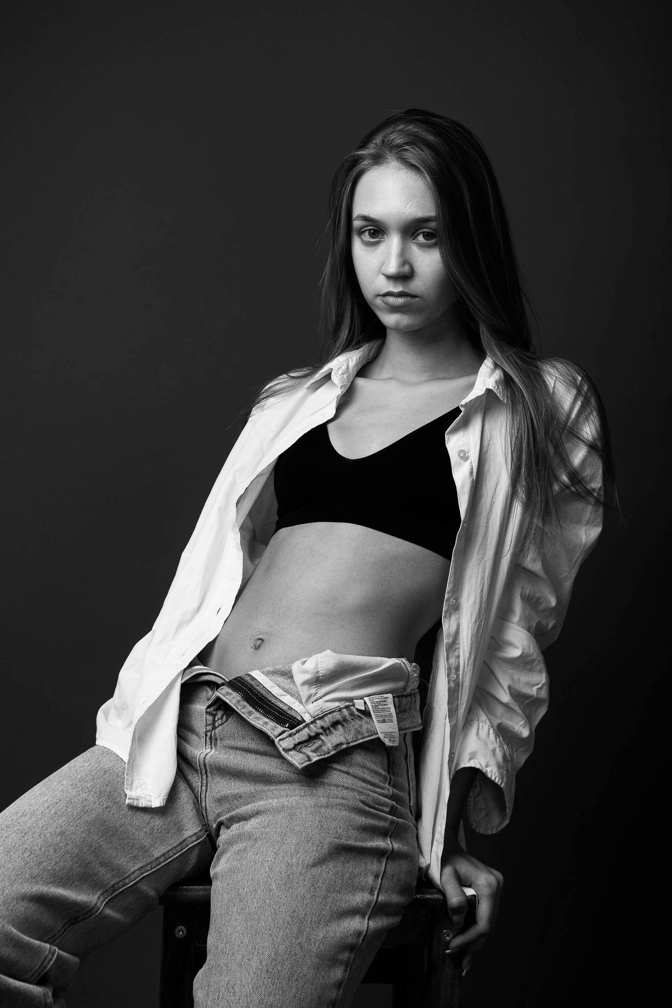 Черно-белый портрет женщины в деловом костюме — классическая студийная съемка.