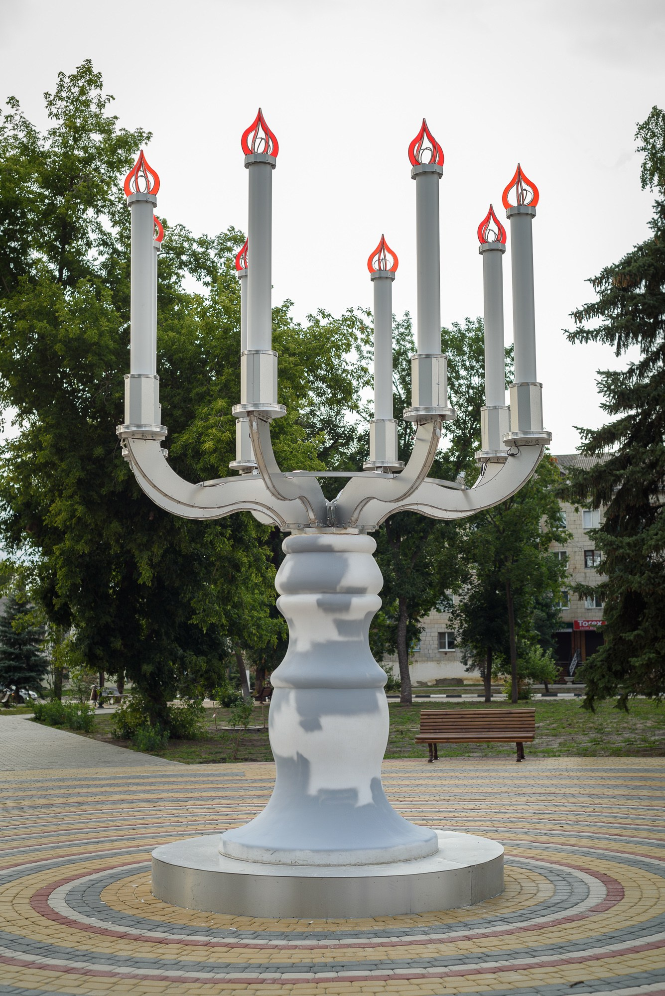 Арт-объект в Урюпинске в форме канделябра