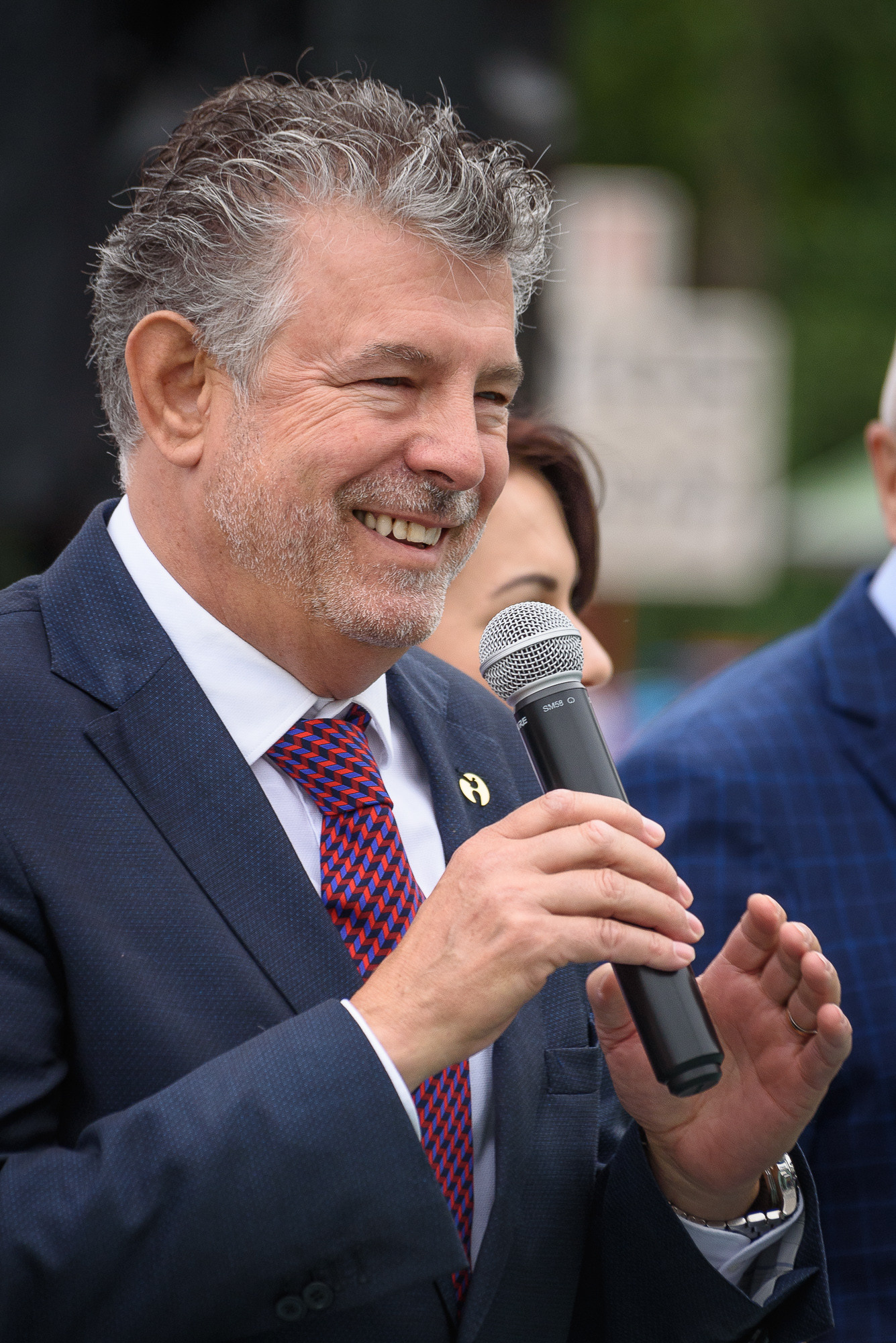 Президент фонда «Мир и спорт» Жоэль Бузу с микрофоном в руке