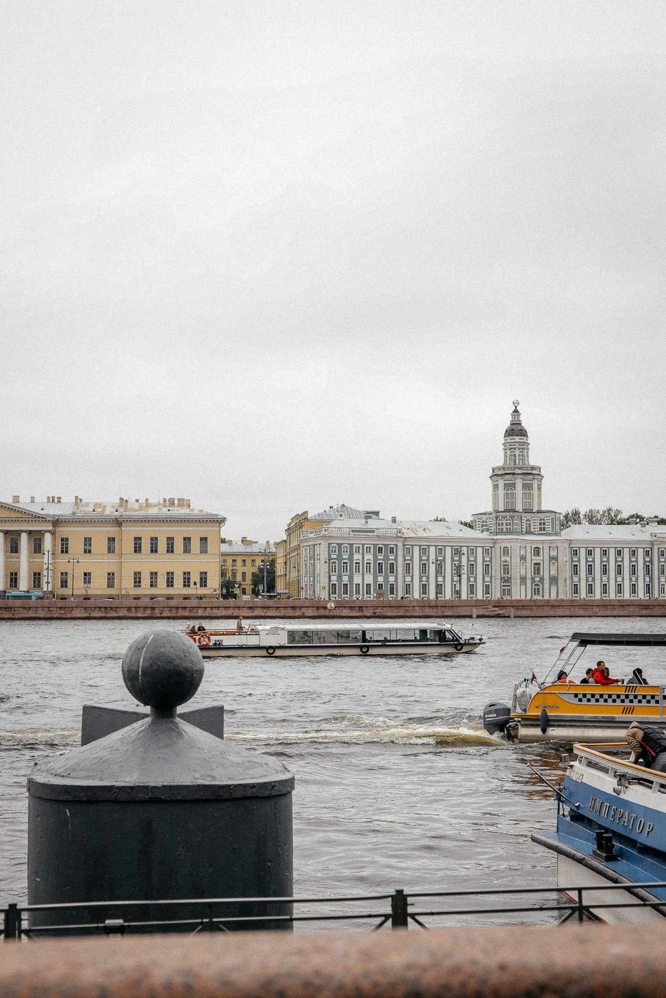 Свадебная фотосессия возле Невы в Санкт-Петербурге