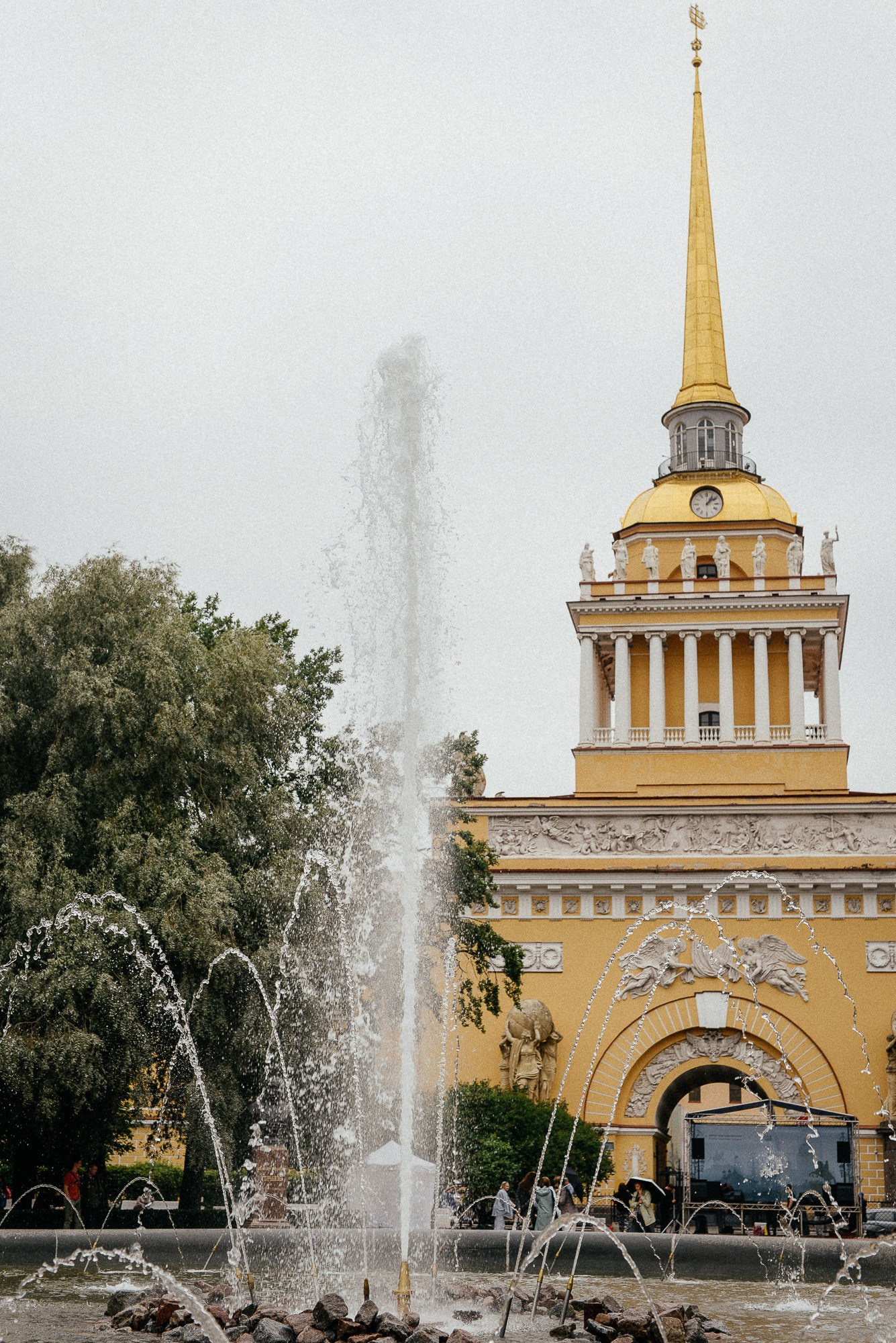Свадебная фотосессия у Адмиралтейства в Санкт-Петербурге