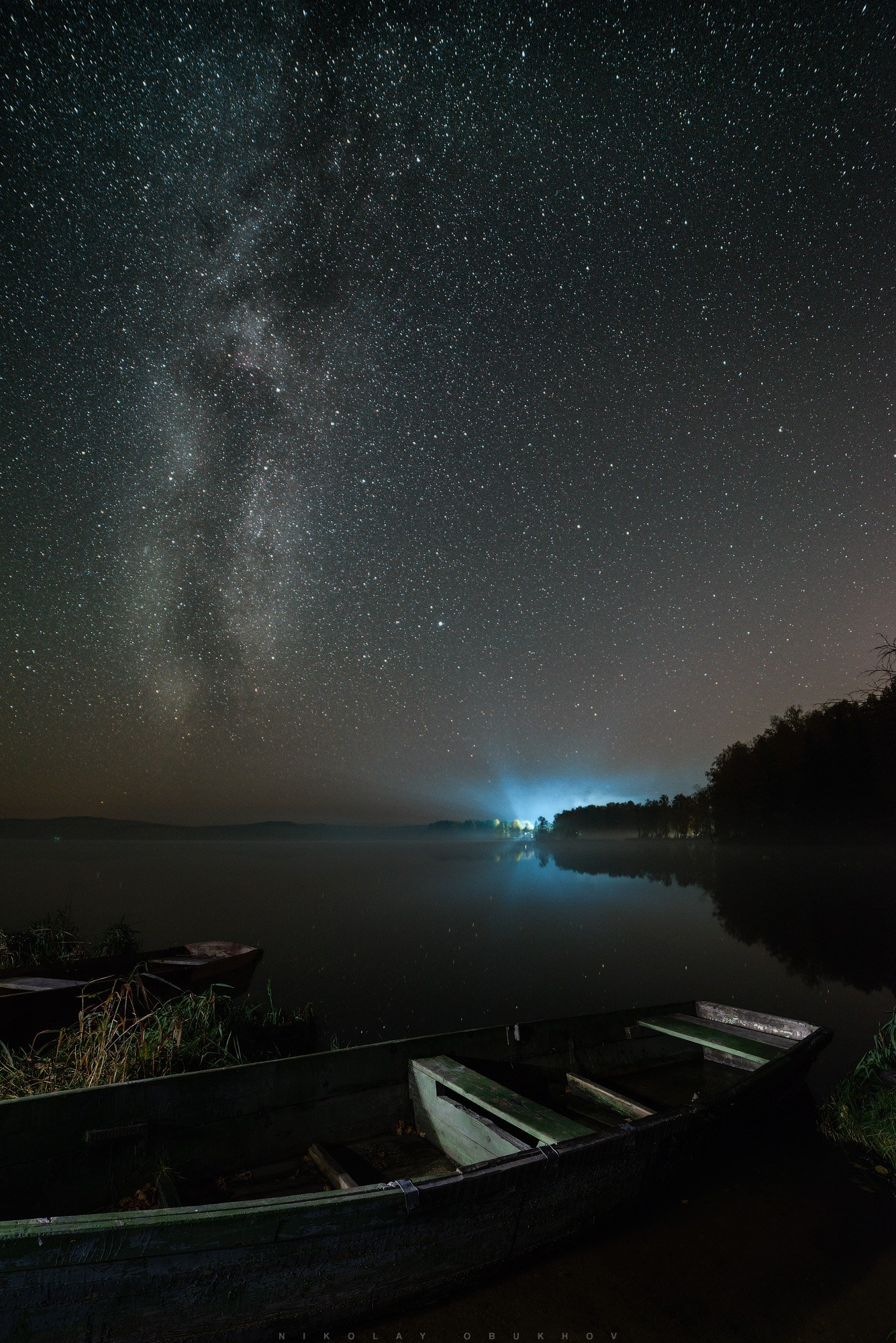 Ночной пейзаж с лодкой на фоне Млечного Пути. Автор: Николай Обухов.