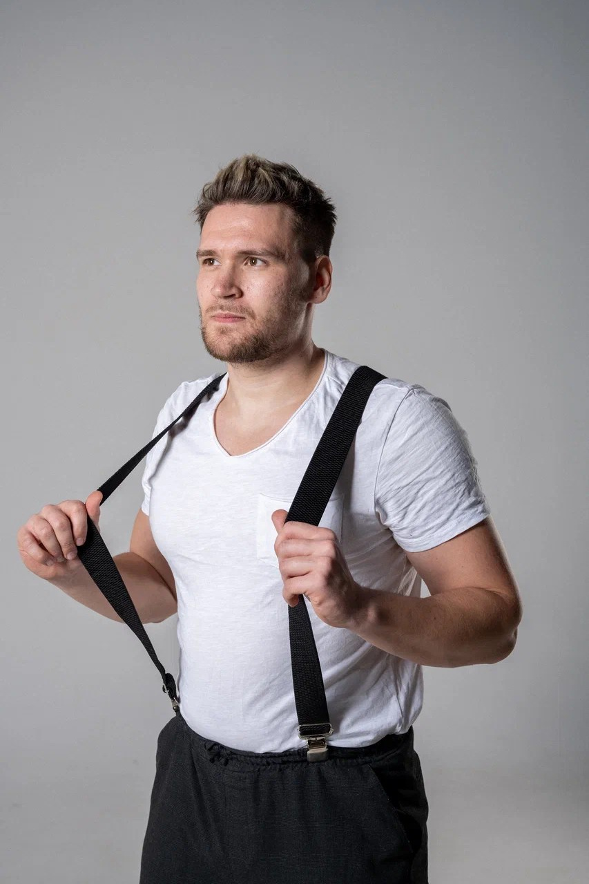 Предметное фото мужской одежды - удобство и мода для повседневной жизни.