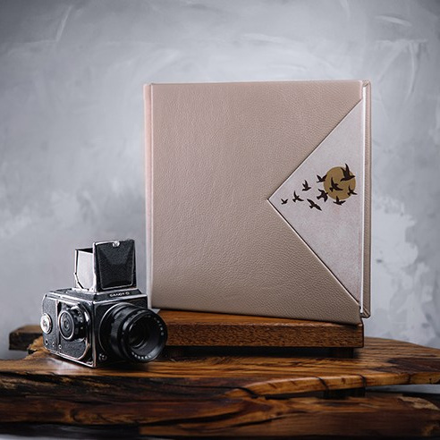 Творческий фотоальбом на заказ, комбинированная обложка с авторским принтом, профессиональный переплет.