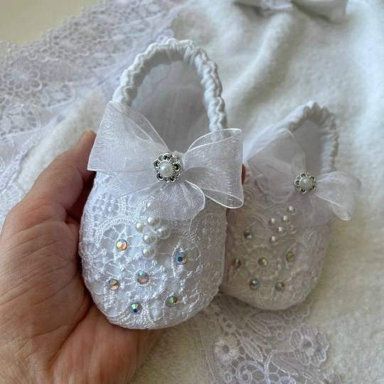 Профессиональная видеосъемка венчания и крещения в Москве: таинство в православном храме Красивая видеосъемка крещения ребенка в церкви Москвы: крупный план младенца и священника  Видеосъемка обряда венчания в храме: молодожены держат венцы над головами Услуги видеографа на крестины и венчание в Москве: эмоциональный кадр церемонии