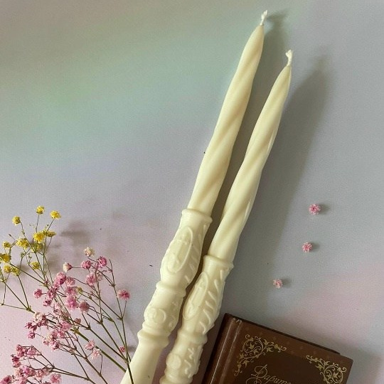 Профессиональная видеосъемка венчания и крещения в Москве: таинство в православном храме Красивая видеосъемка крещения ребенка в церкви Москвы: крупный план младенца и священника  Видеосъемка обряда венчания в храме: молодожены держат венцы над головами Услуги видеографа на крестины и венчание в Москве: эмоциональный кадр церемонии