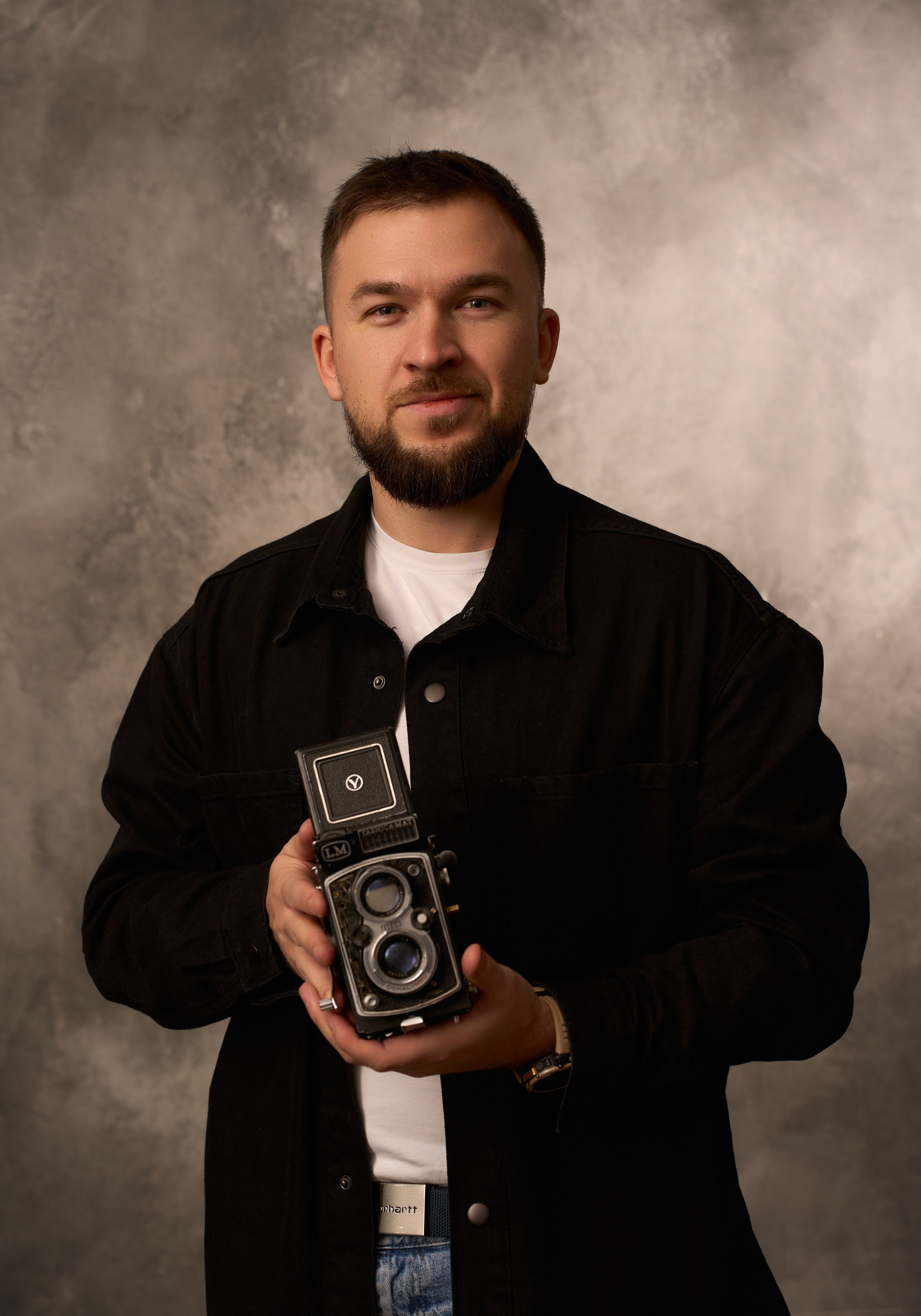 Фотография, сделанная во время профессиональной фотосессии. На ней изображена модель или группа людей в студии или на открытом воздухе. В кадре присутствуют студийное освещение и реквизит.