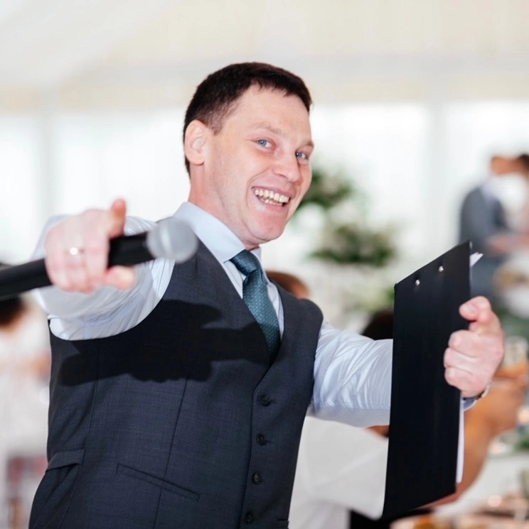 Ведущий и Вокалист Александр Узунов в Москве и Московской области