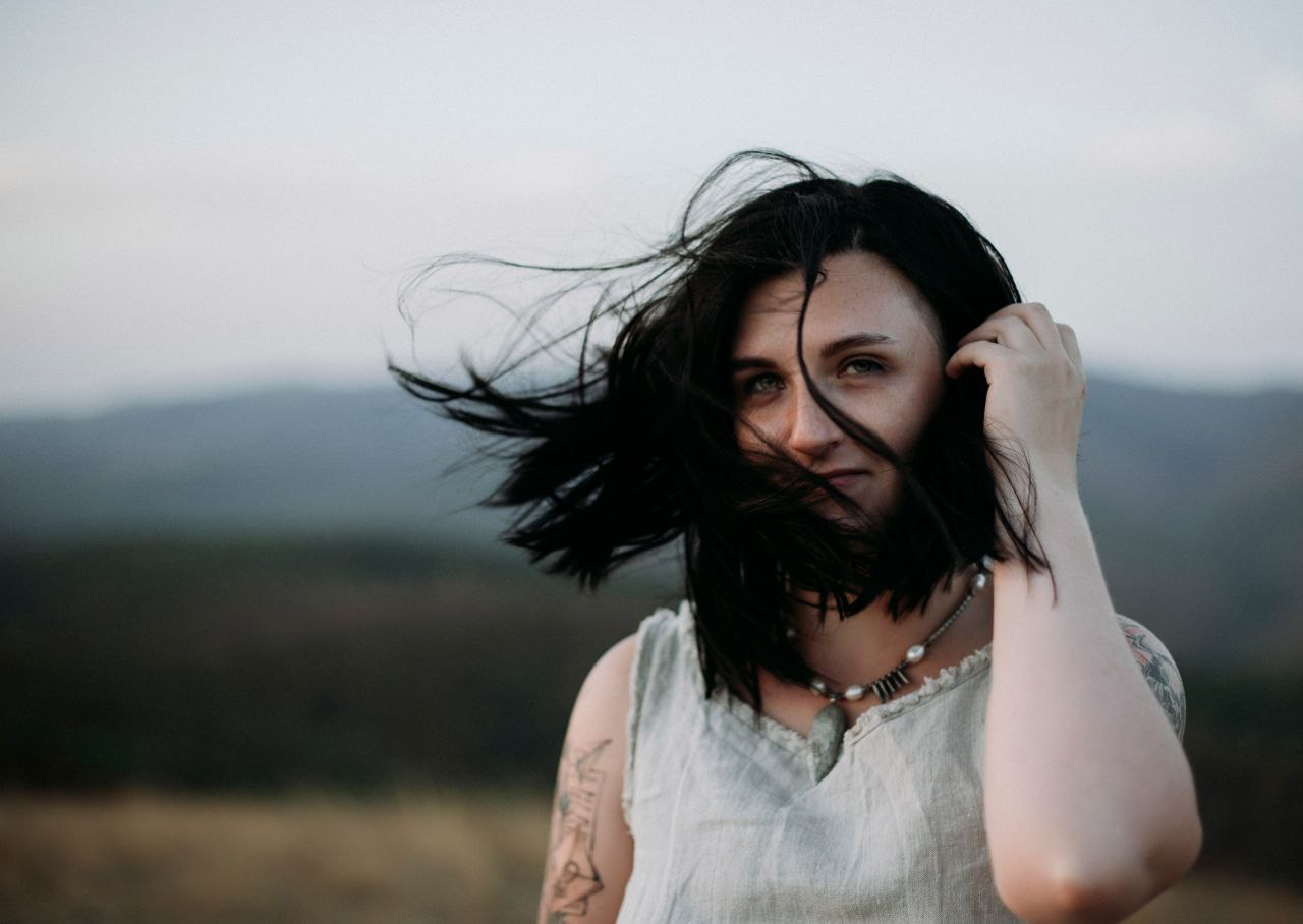 Контакты. Александра Лившиц. Телесная терапия для зануд, эстетов и тех, кто уязвим