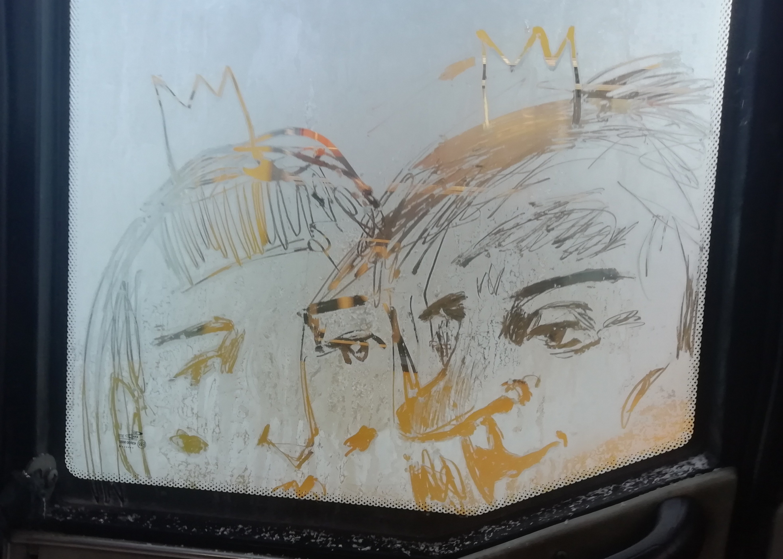 Рисункинаокнахавтобуса. Художник Рыбак Николай