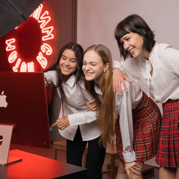 Студия выпускных альбомов в формате фотобудки