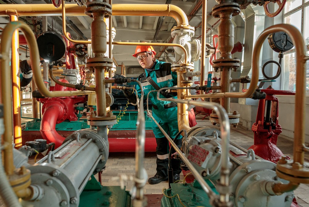 Деловая фотосессия на предприятии. Сотрудник за работой