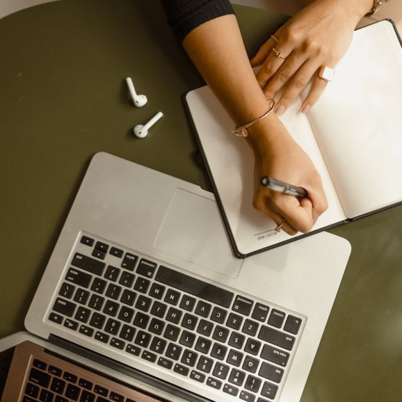 Работа за ноутбуком и запись в блокноте – консультация стилиста и анализ стиля