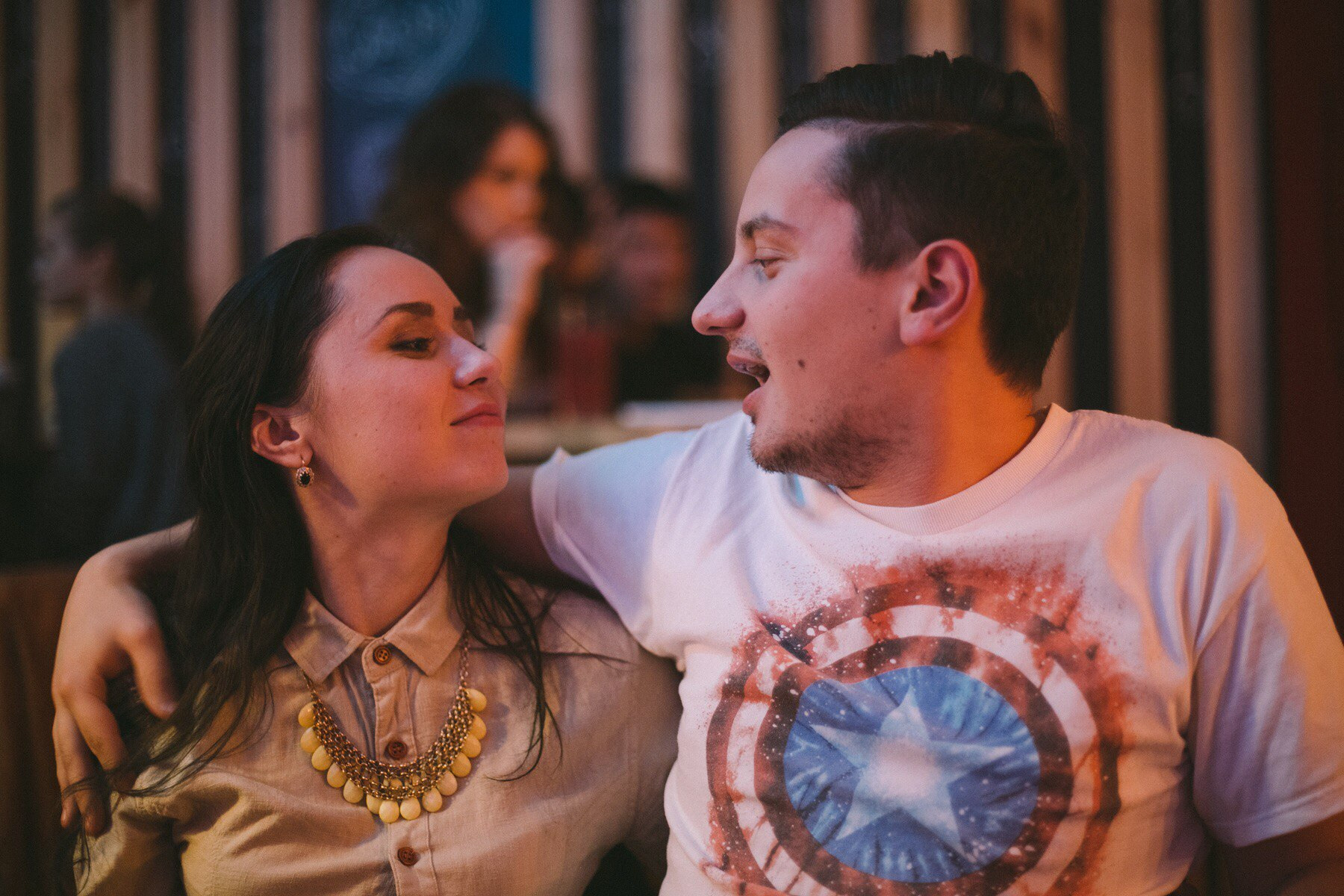 Шутки, танцы и душевные песни у костра в завершение вечера. Свадебный фотограф Аня Милграм