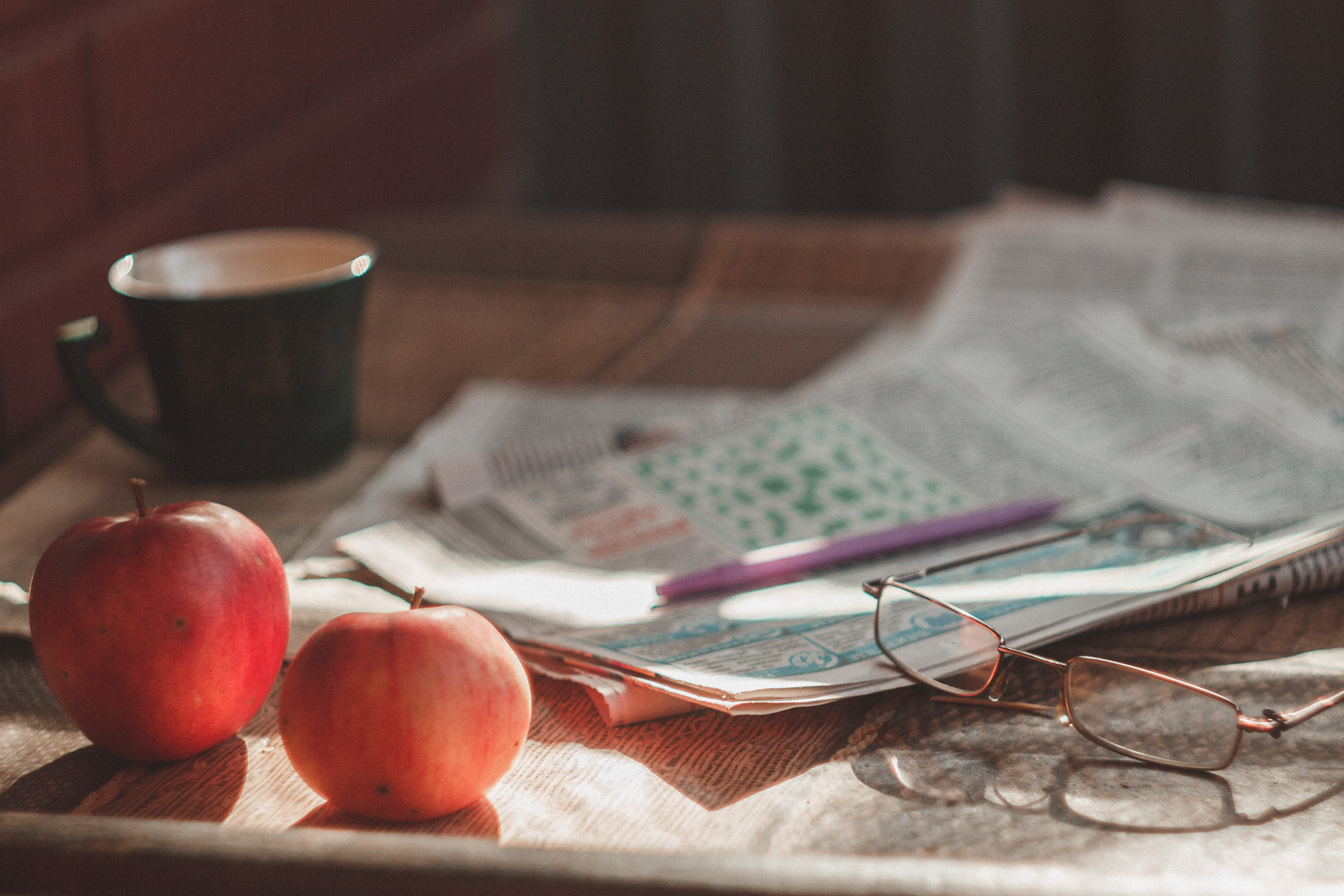 чашка, яблоки, натюрморт, очки, старая газета, ручка, кроссворд