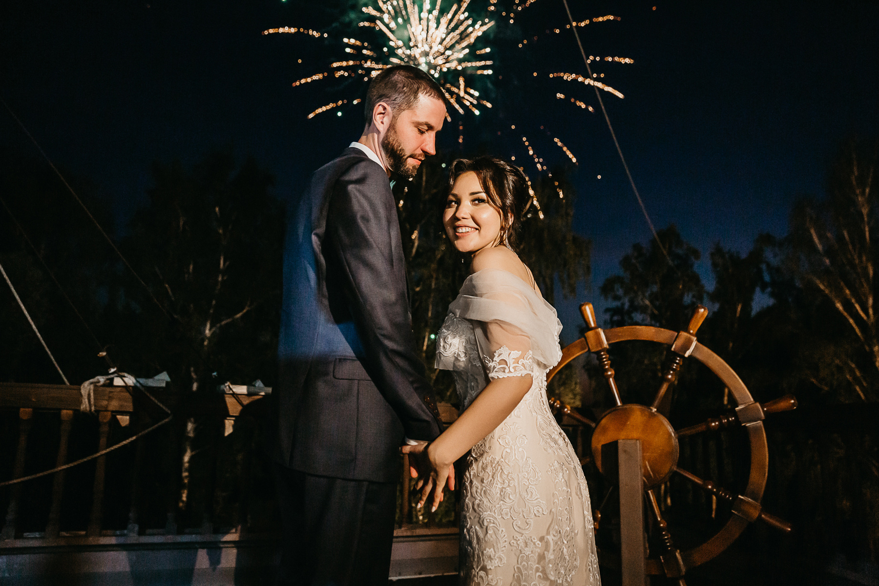 Салют или пиротехническое шоу на свадьбе. Банкетный комплекс и свадебное агенство "Александр Грин"