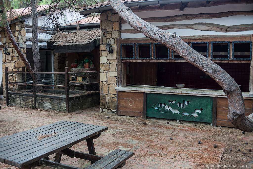 Заброшенный отель в Кемере. Фотограф Иван Губанов