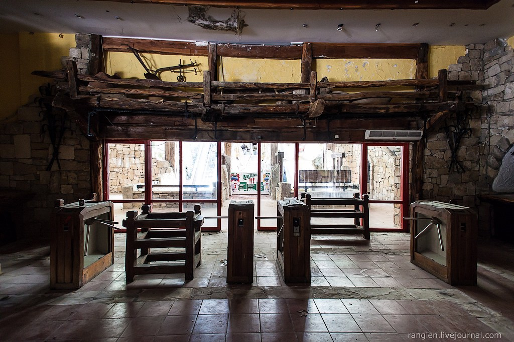 Заброшенный отель в Кемере. Фотограф Иван Губанов