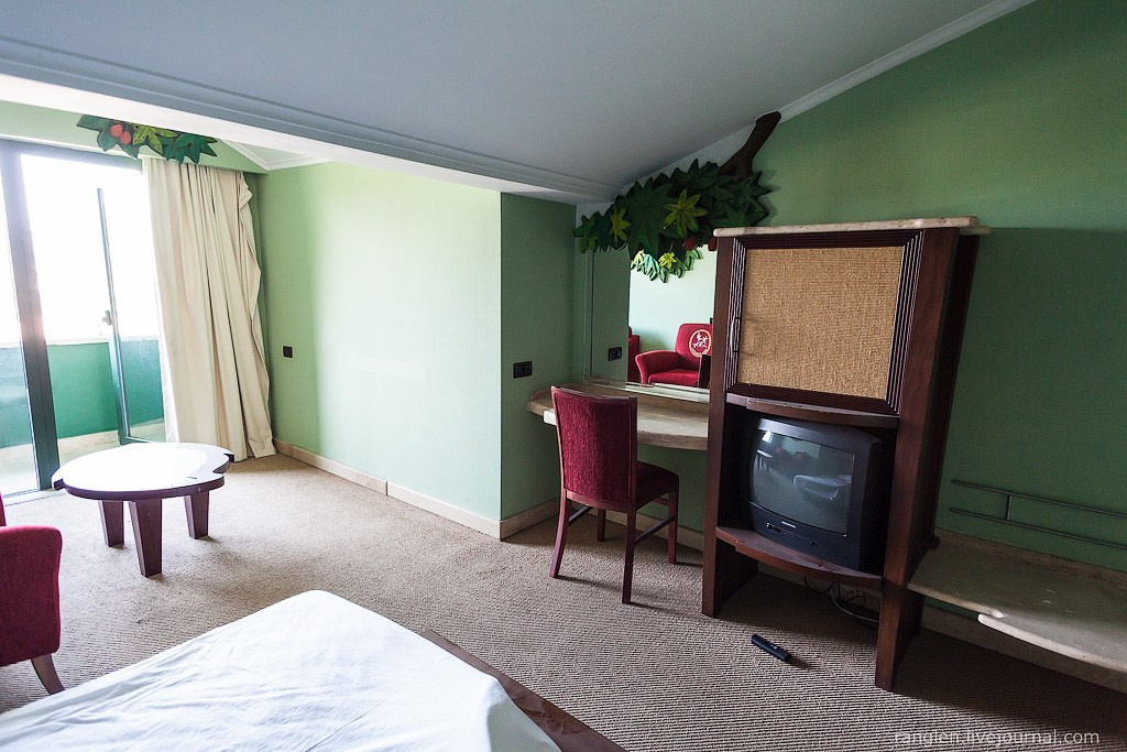 Заброшенный отель в Кемере. Фотограф Иван Губанов