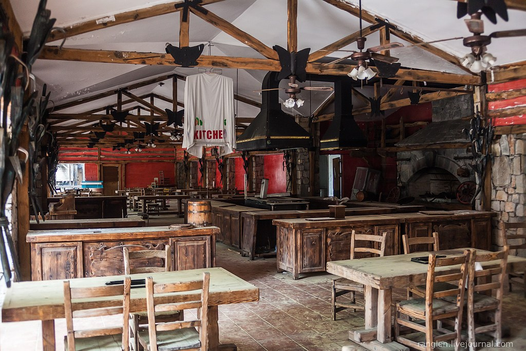 Заброшенный отель в Кемере. Фотограф Иван Губанов