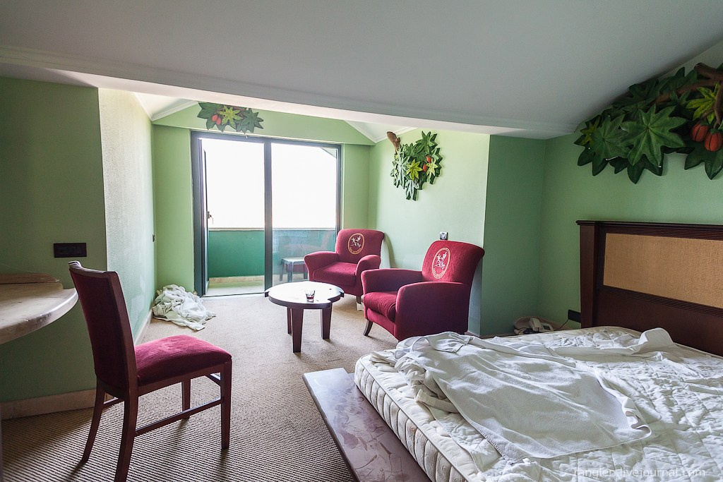 Заброшенный отель в Кемере. Фотограф Иван Губанов