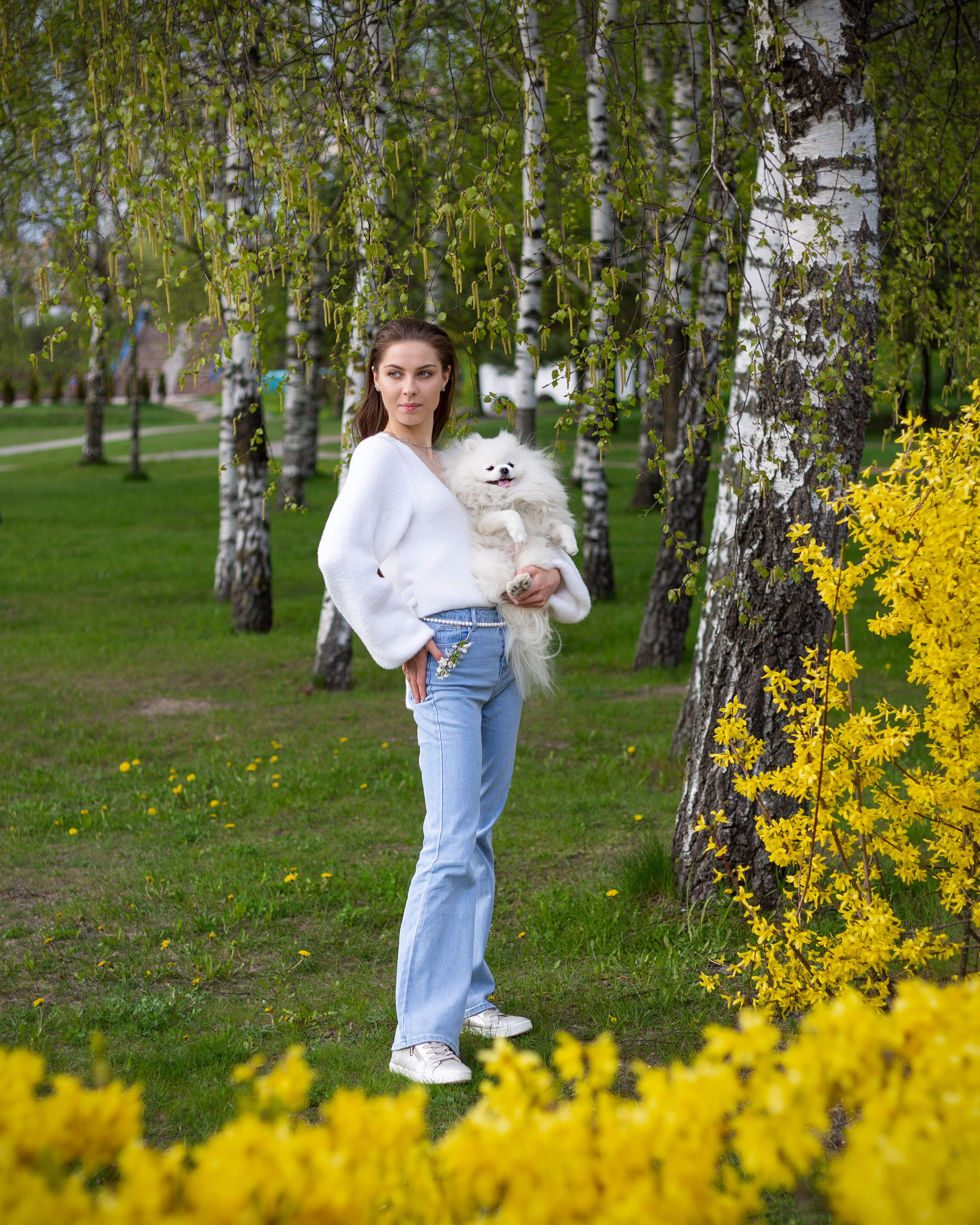 Девушка с белоснежным шпицем весной, Минск