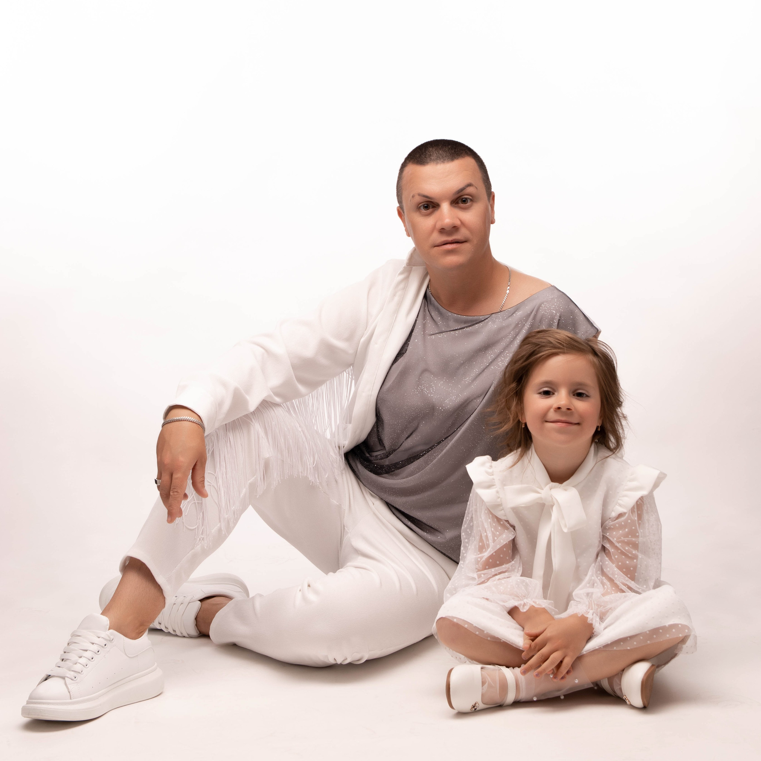 Фотосессия папа и дочка в светлом ключе