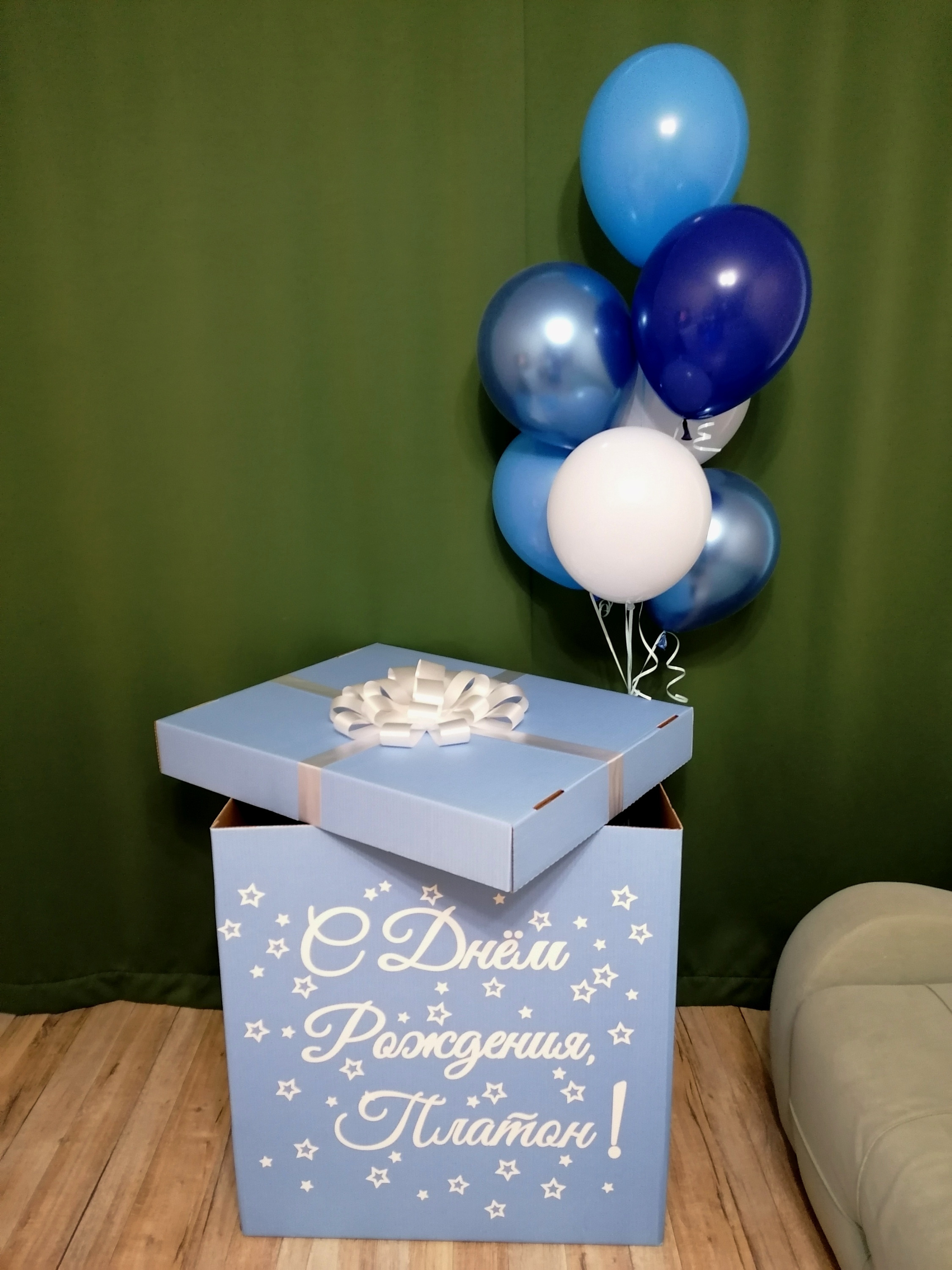 Коробка с шарами. Студия праздничного декора
