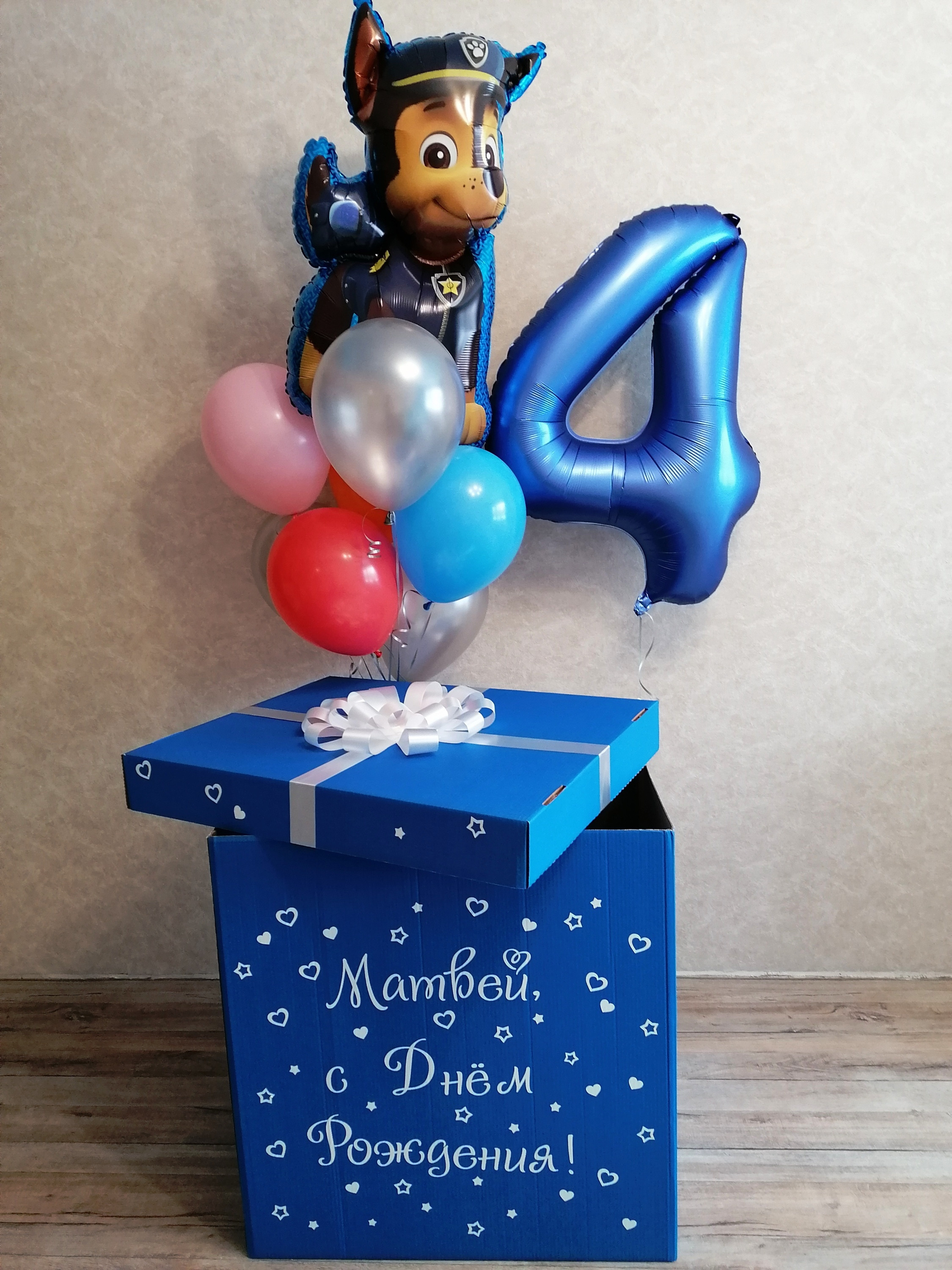 Коробка с шарами. Студия праздничного декора