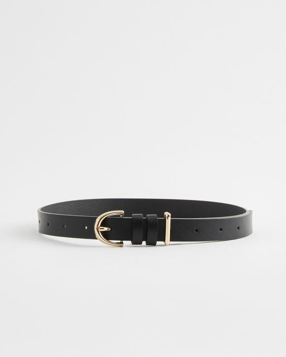 Предметная съемка аксессуара с утонченными линиями и минималистичным дизайном.