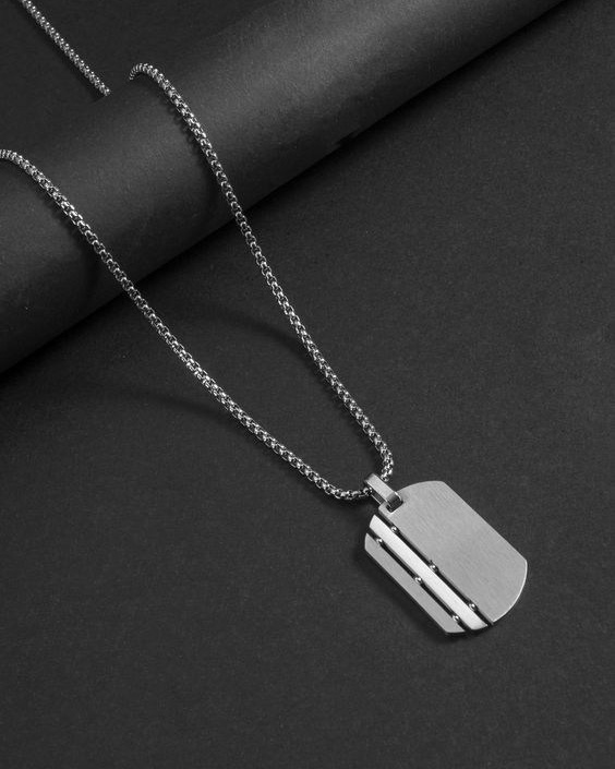 Предметная съемка аксессуара на фоне с приглушенными оттенками.