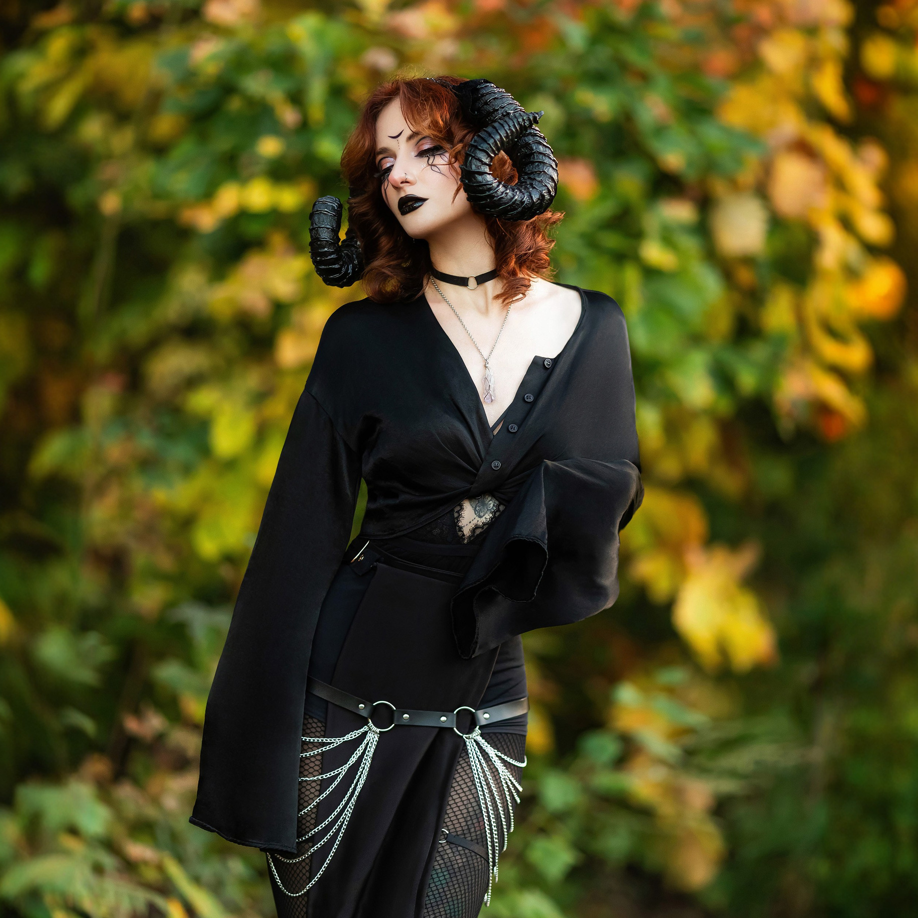 Фэнтези фотосессия с девушкой в чёрном платье и рожках на голове. Пример фото и контакты фотографа Олега Мороза