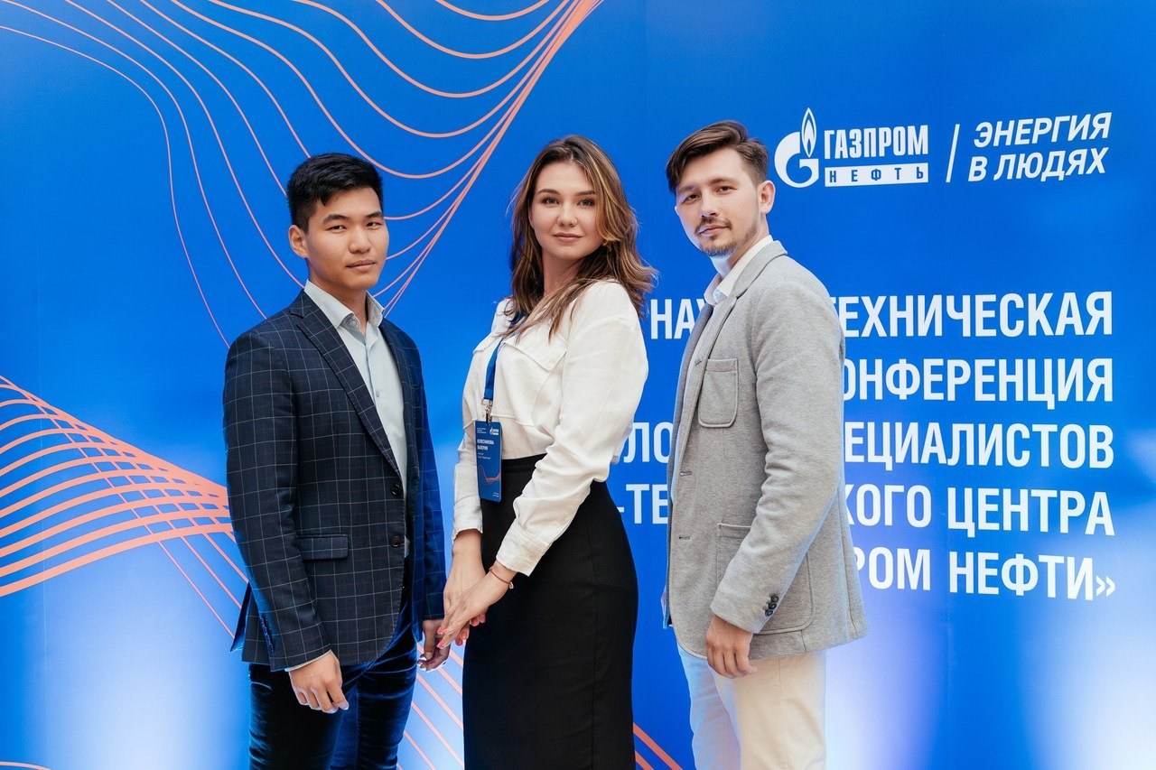 Участники делового репортажа «Газпром» у прессвола