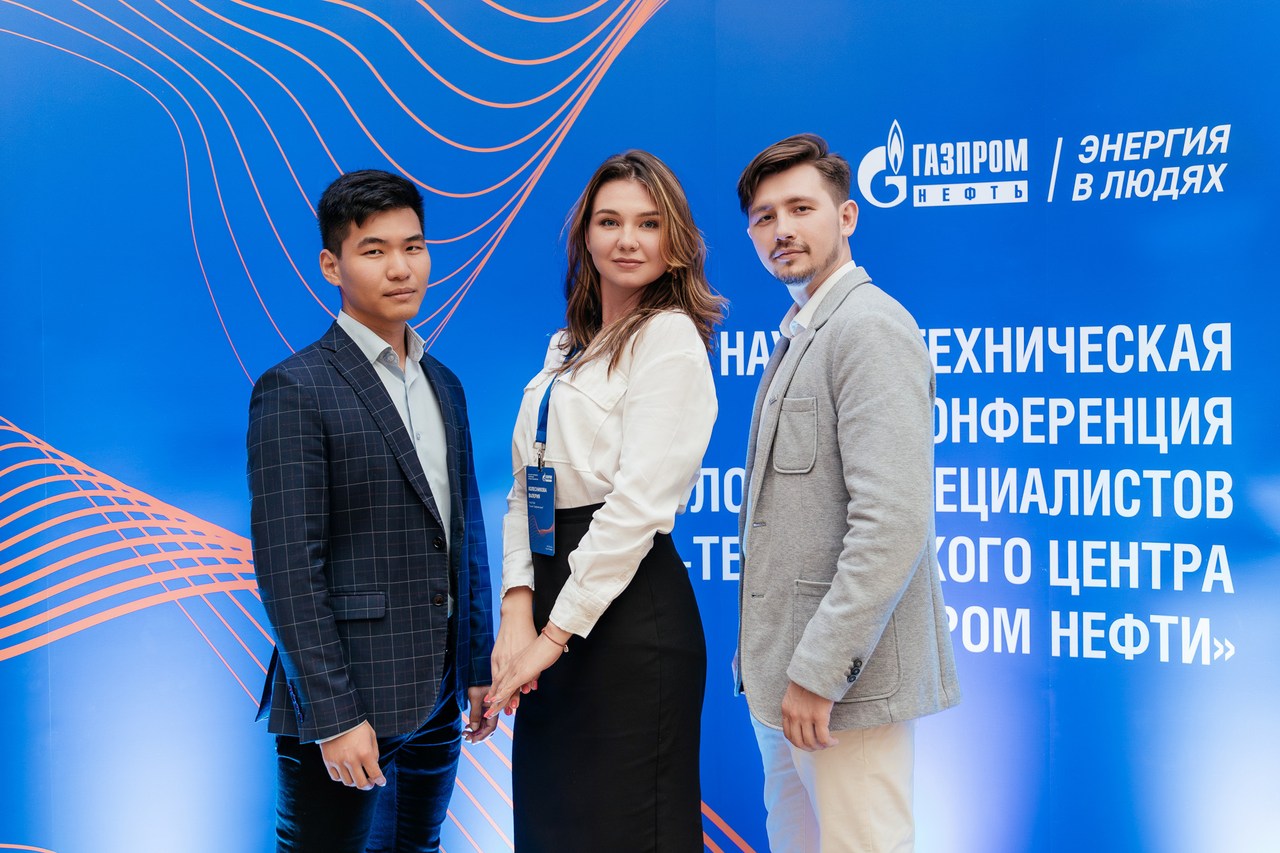 Участники делового репортажа «Газпром» у прессвола