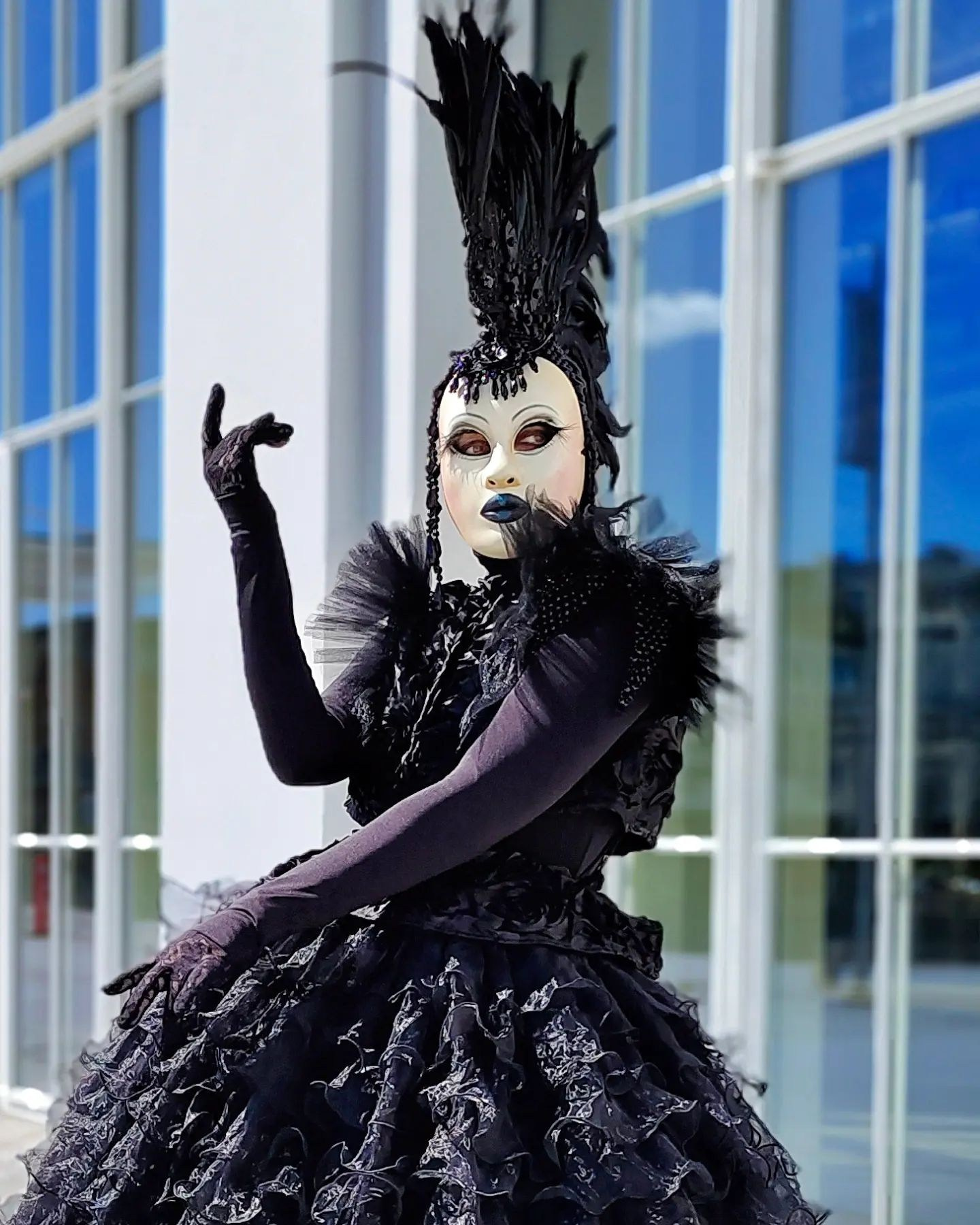 Персонаж чёрная Ворона. Мимы и Ходулисты на встречу гостей. Москва