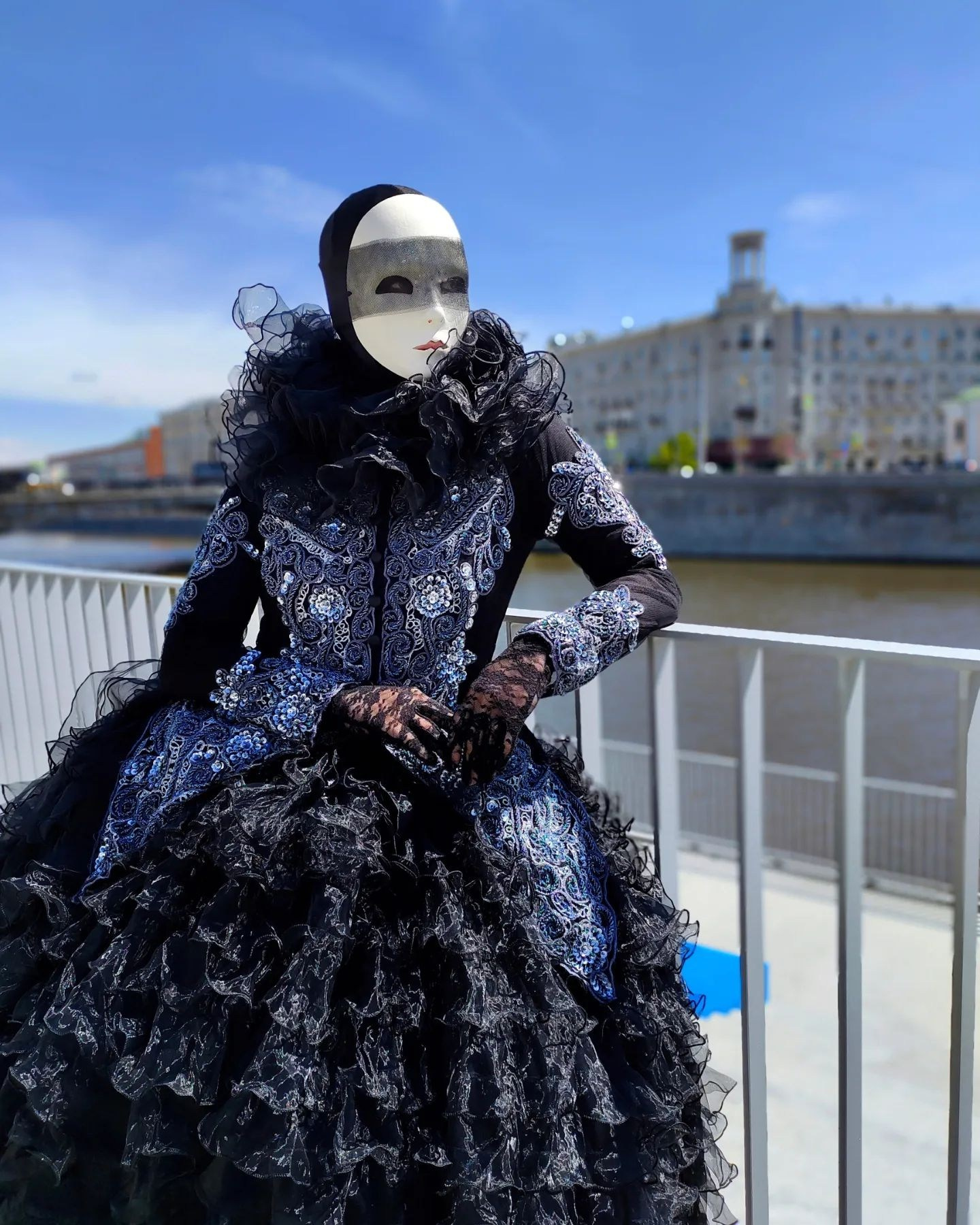 Персонаж чёрная Пешка. Мимы и Ходулисты на встречу гостей. Москва