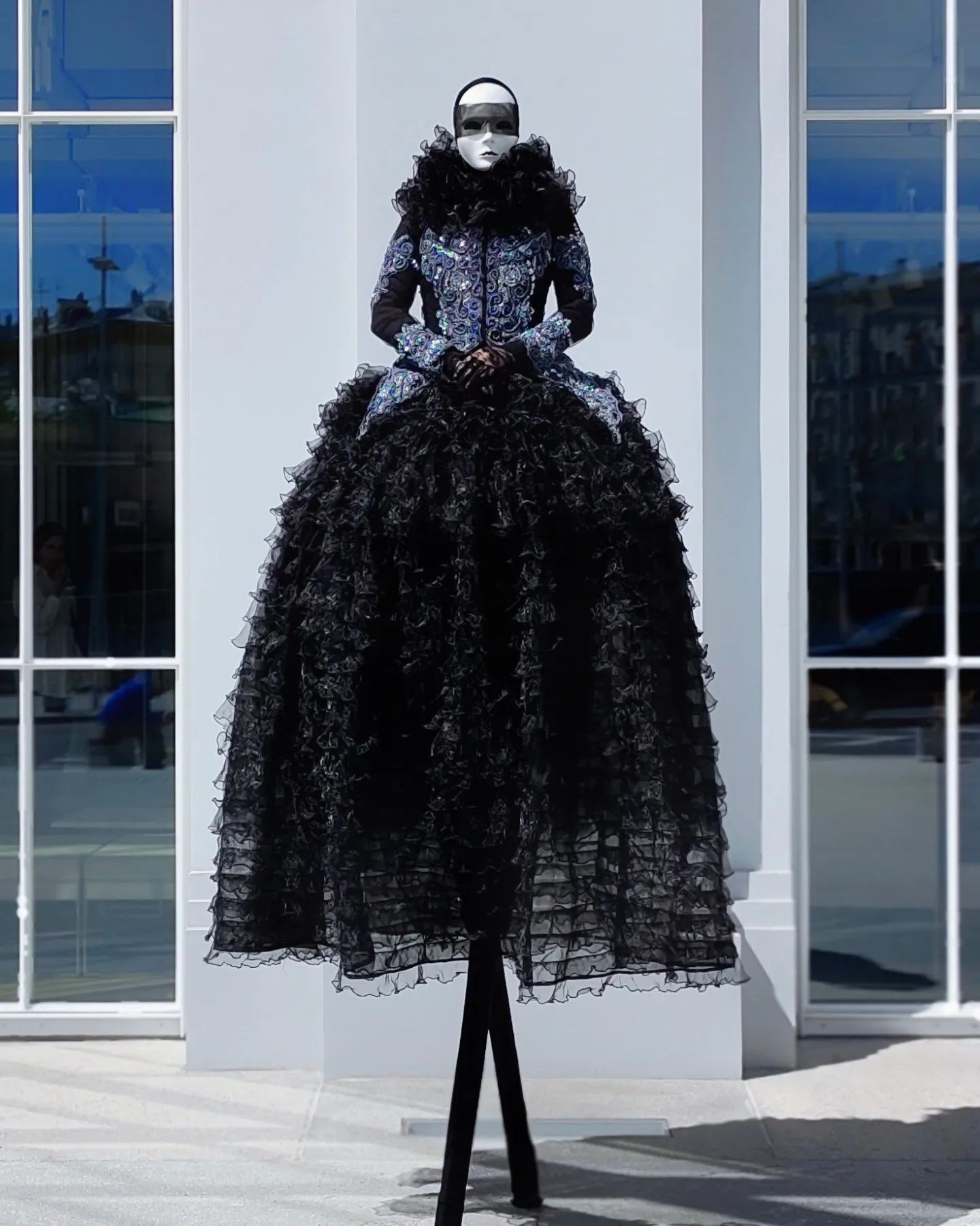 Персонаж чёрная Пешка. Мимы и Ходулисты на встречу гостей. Москва