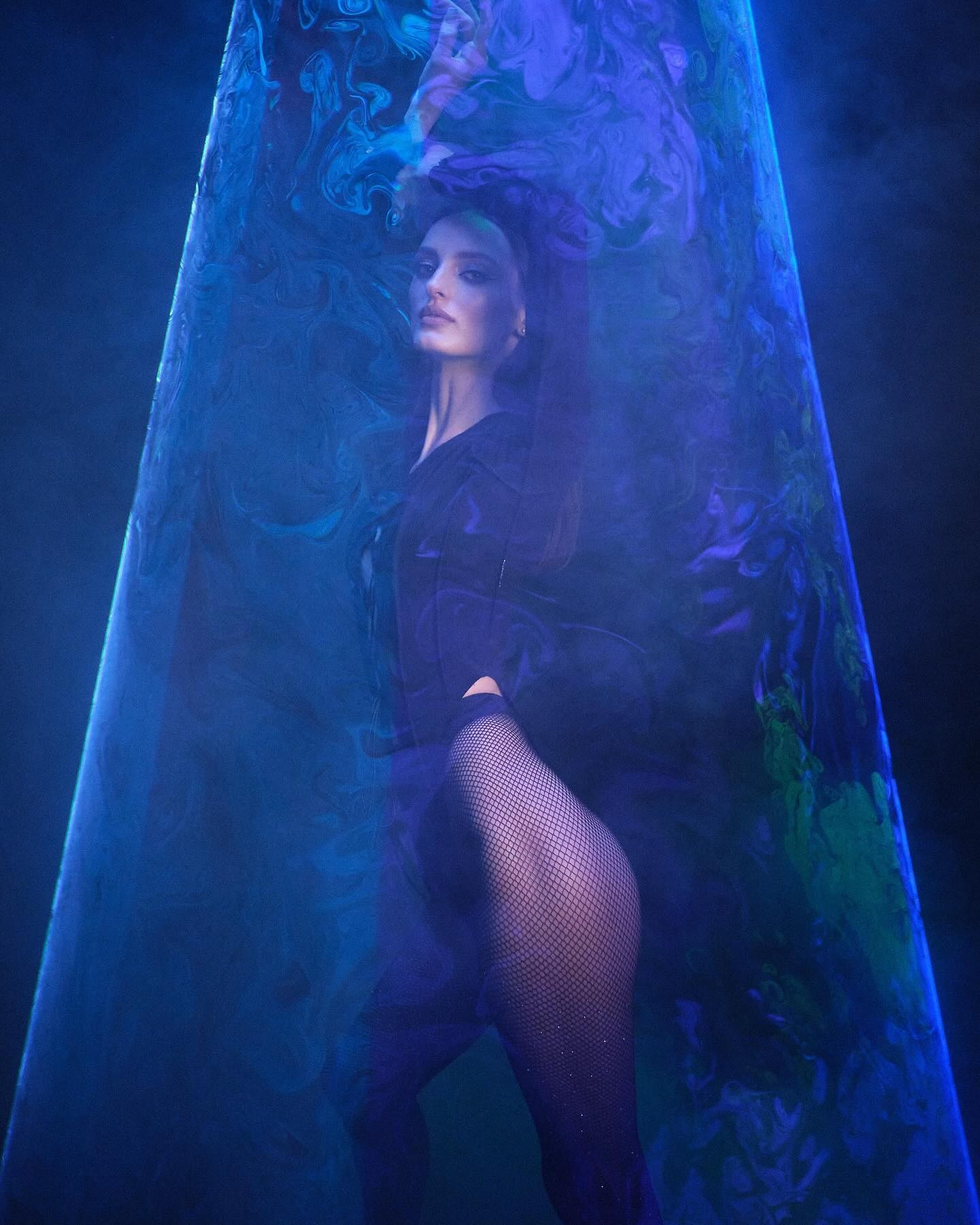 девушка женский портрет фотограф юлия фролова циклорама постоянный свет ростов модель обучение фотографии воркшоп по фотографии фотодень подарочный сертификат портрет лазер синий свет боди