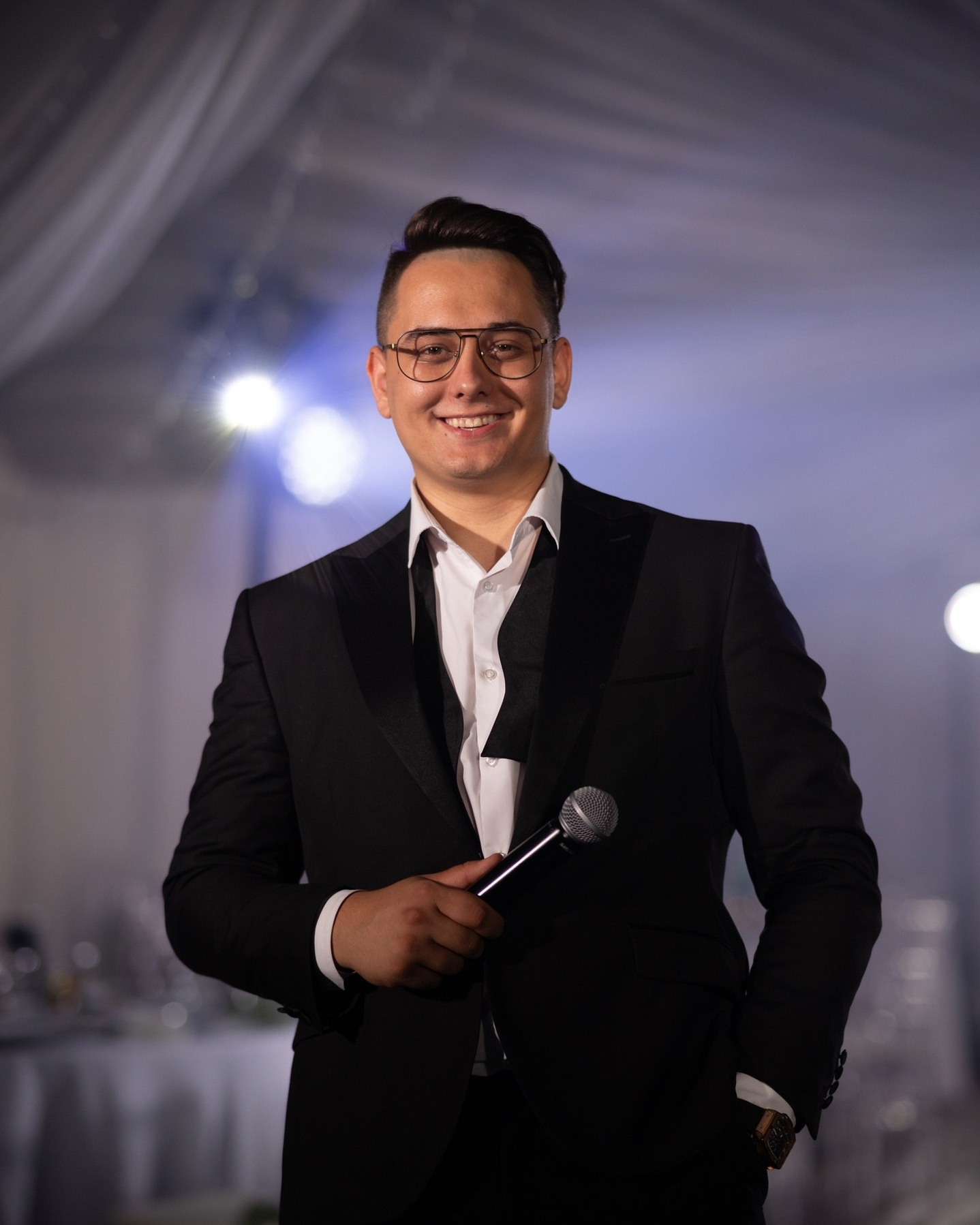 Банкетный зал в лучах золотистого света/свет на свадьбу. Световое оформление свадебных мероприятий и банкетов в Москве и Подмосковье