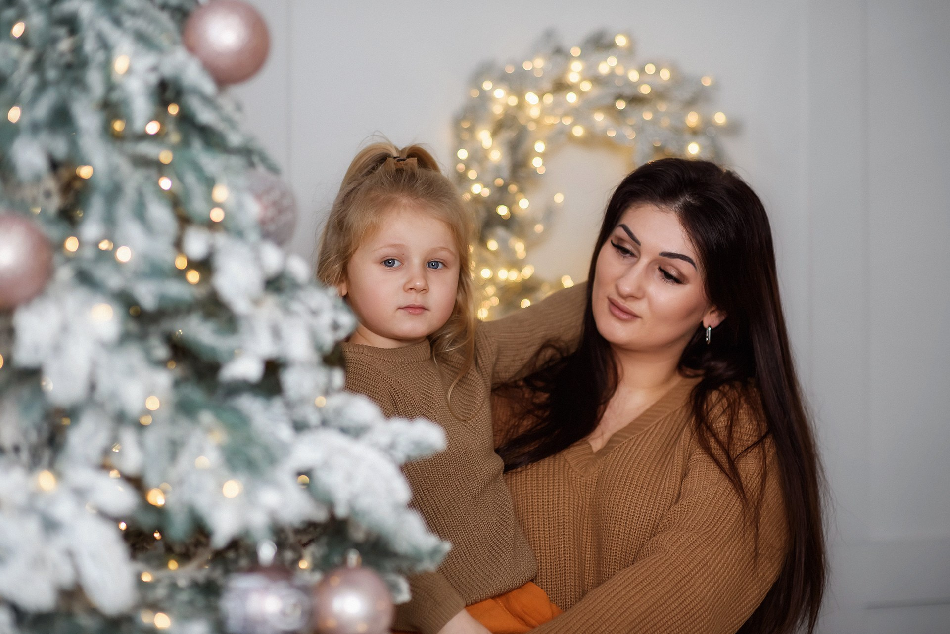 Новогодняя семейная фотосессия в Брянске с ребенком у елки