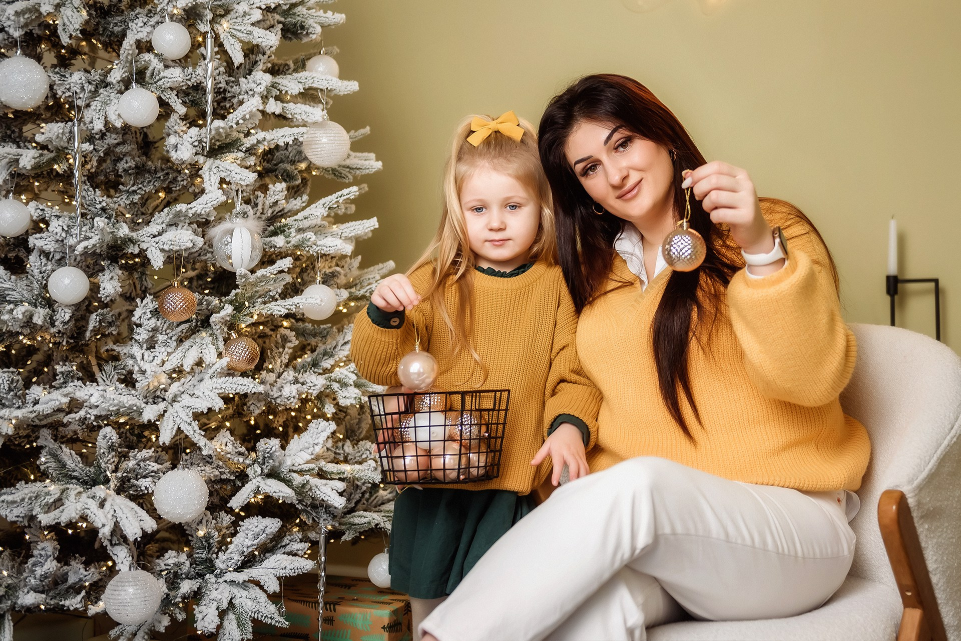 Новогодняя студийная фотосессия в Брянске с дочкой