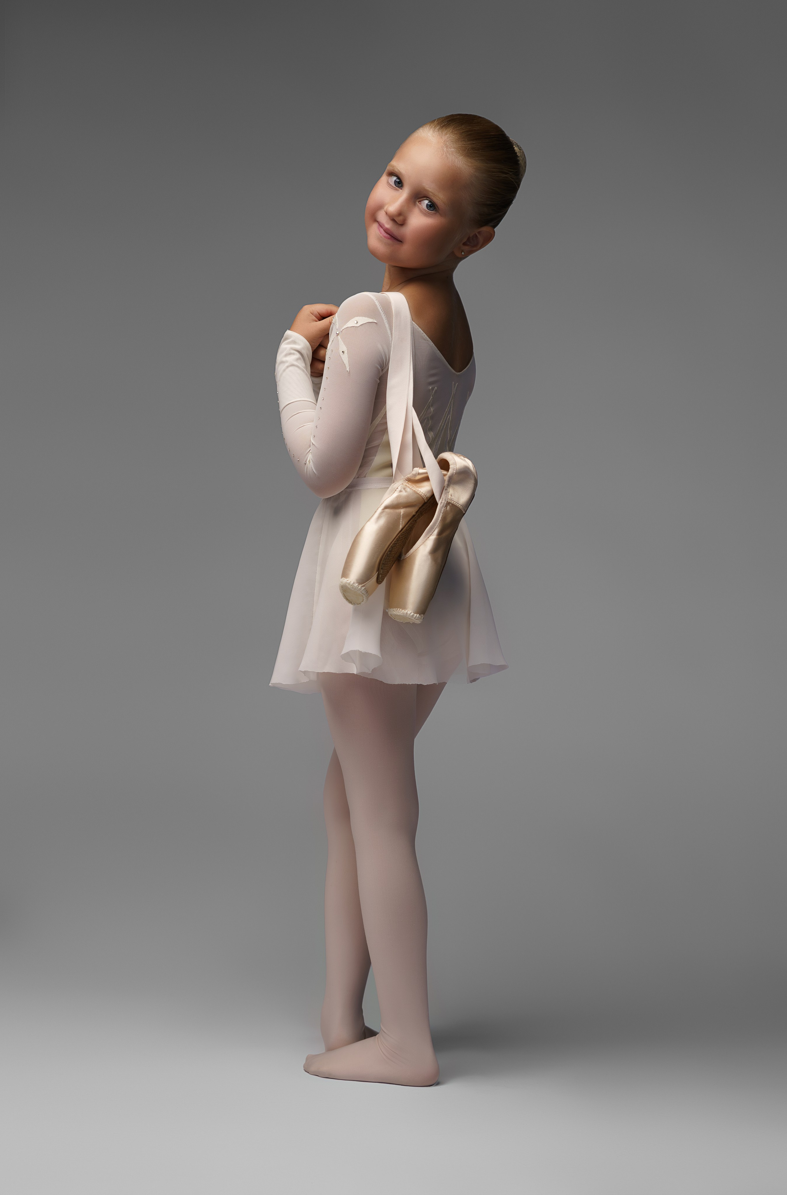 девочка танцует балет на сцене на конкурсе в крыму