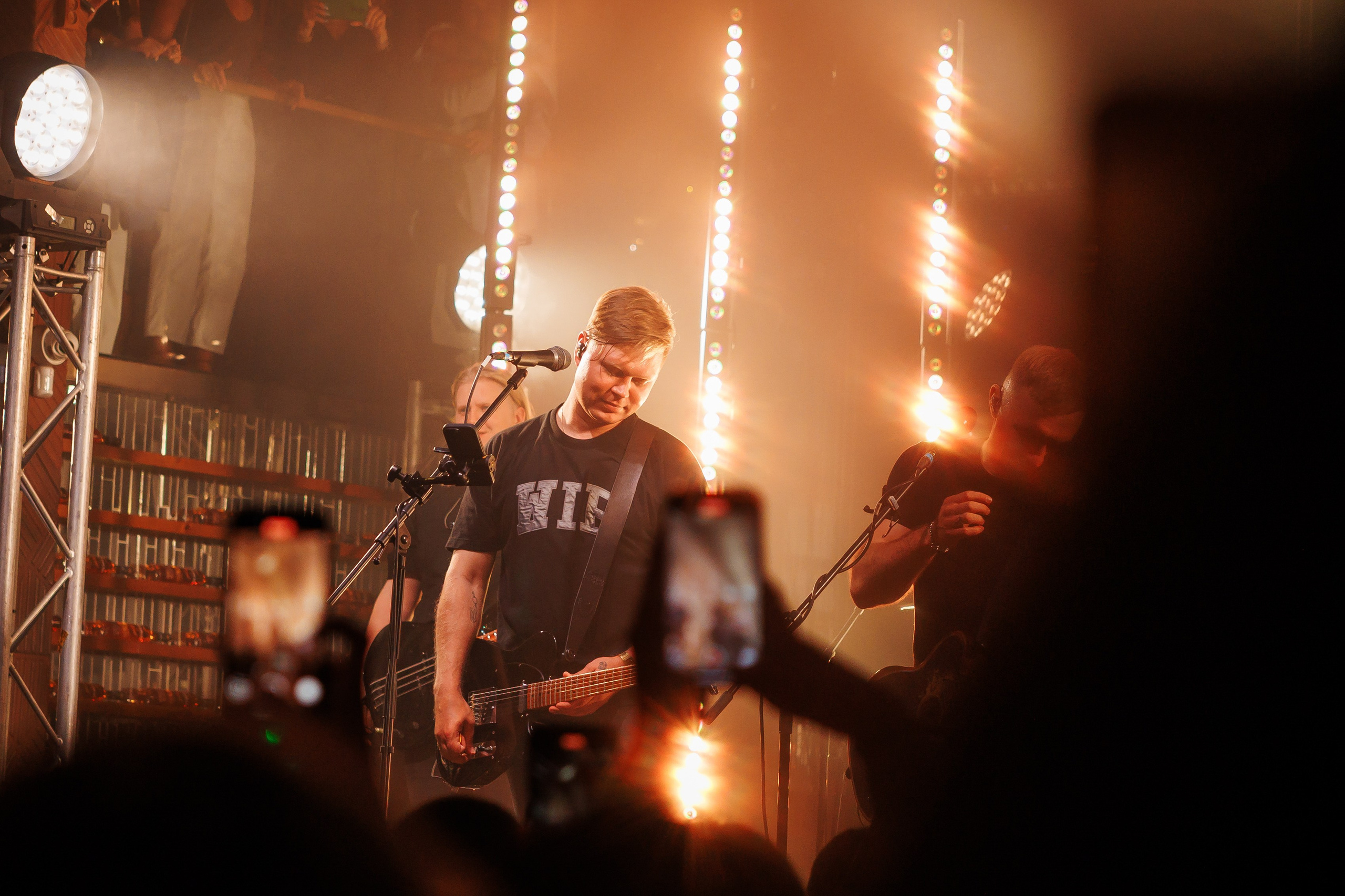 Концерты в Москве — живые кадры с выступлений артистов, рок-концертов и фестивалей, динамический свет сцены и эмоции публики