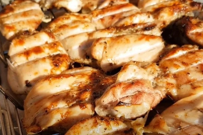 Шашлык из цыпленка на мангале для свадебного банкета