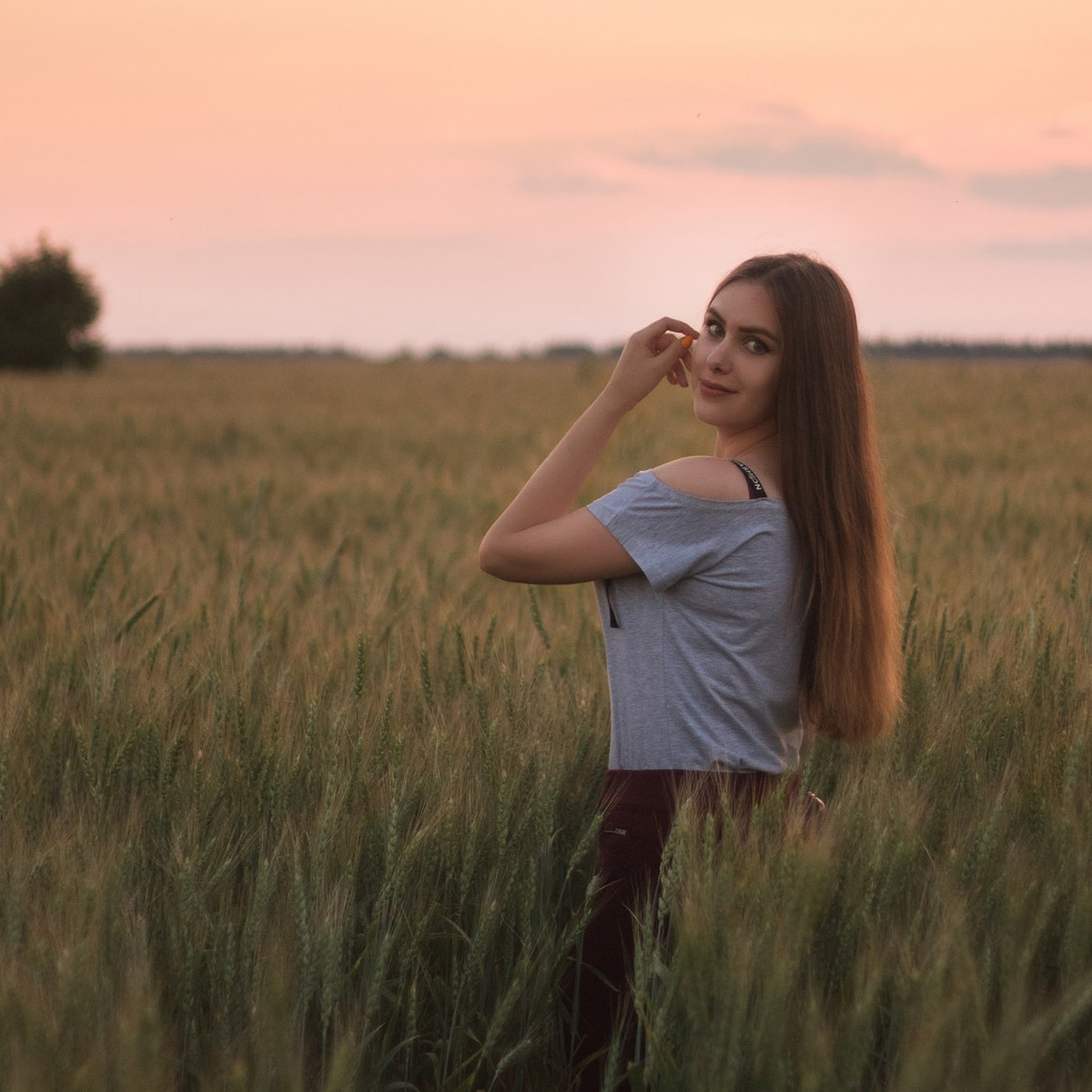 девушка в поле художественная фотосессия фотограф рязань ермишь москва никита сочейкин